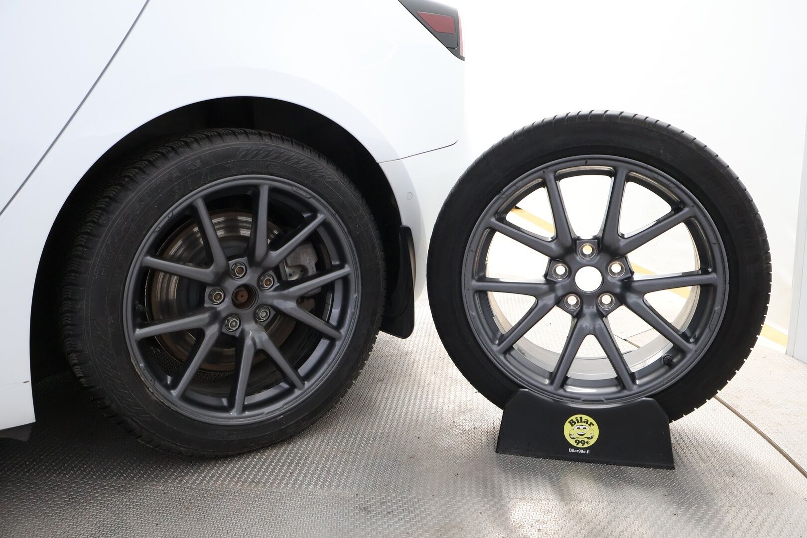 Tesla Model 3 2019 Long Range Dual Motor AWD * Vetokoukku / Lasikatto / Nahkasisusta / Sähköpenkit / ACC / BLIS / Peruutuskamera - 2x Renkaat alkuperäisvantein / Akku kuntotarkastettu / Juuri tullut Tampereelle! - HULLU BLACKWEEK KORKOTARJOUS 2,49%