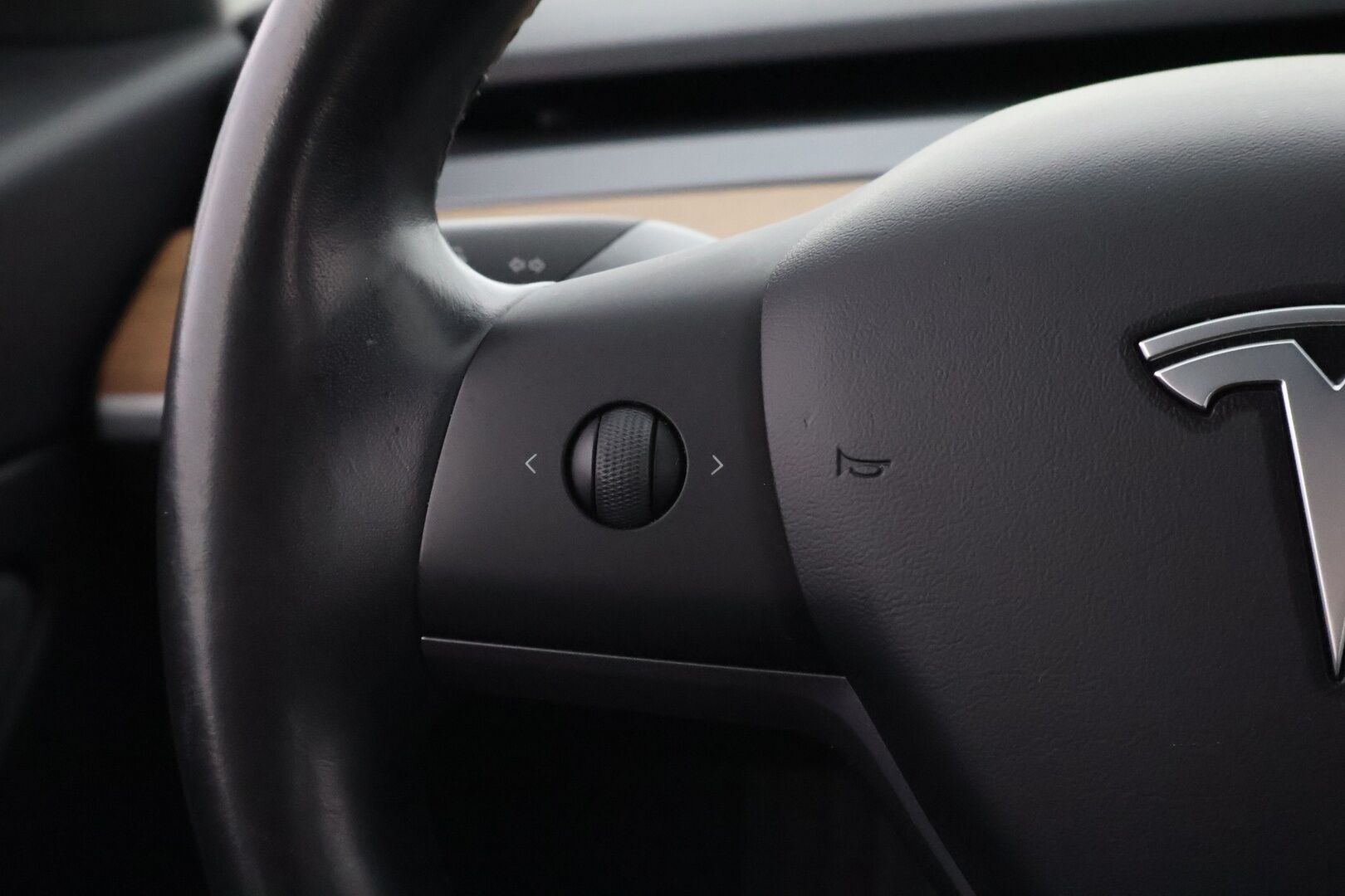 Tesla Model 3 2019 Long Range Dual Motor AWD * Vetokoukku / Lasikatto / Nahkasisusta / Sähköpenkit / ACC / BLIS / Peruutuskamera - 2x Renkaat alkuperäisvantein / Akku kuntotarkastettu / Juuri tullut Tampereelle!