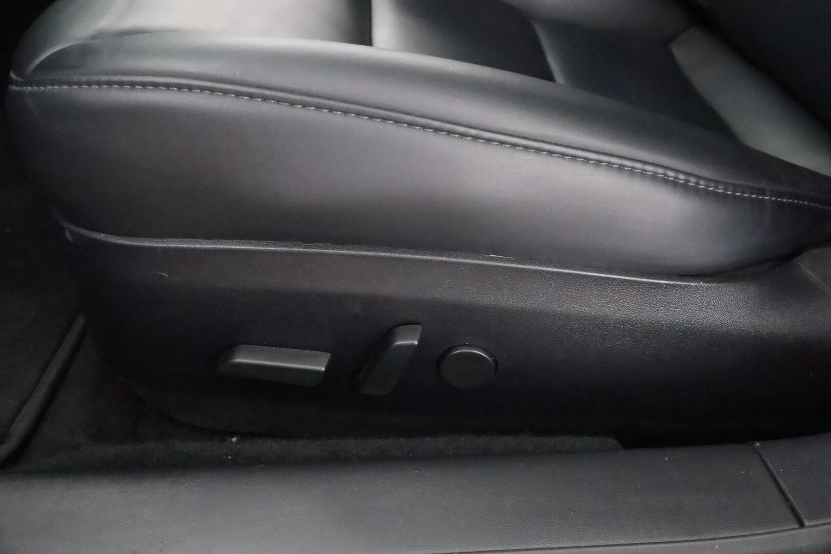 Tesla Model 3 2019 Long Range Dual Motor AWD * Vetokoukku / Lasikatto / Nahkasisusta / Sähköpenkit / ACC / BLIS / Peruutuskamera - 2x Renkaat alkuperäisvantein / Akku kuntotarkastettu / Juuri tullut Tampereelle!