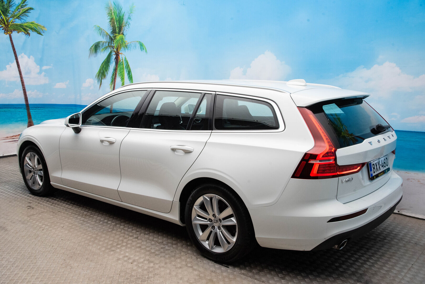 Volvo V60 2019 D3 AWD Business aut - ** Suomi-auto / Webasto / P.tutkat / Vakkari / Koukku / APP-Connect **