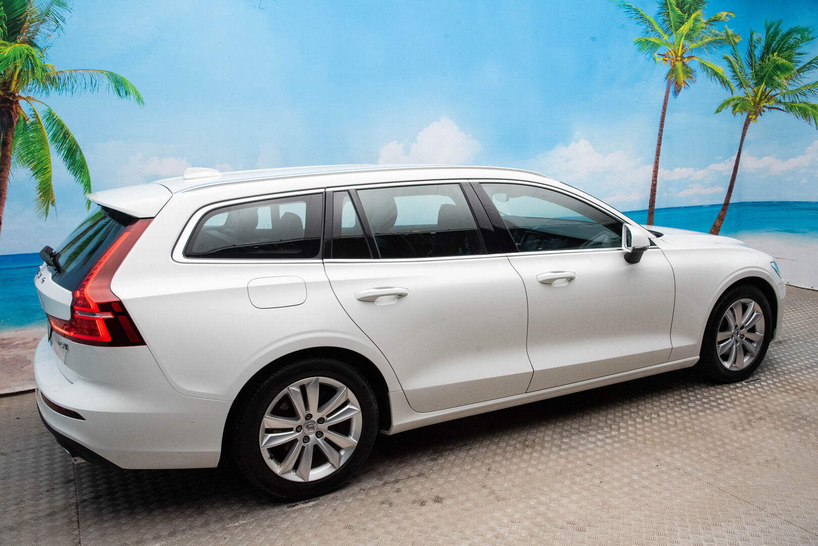 Volvo V60 2019 D3 AWD Business aut - ** Suomi-auto / Webasto / P.tutkat / Vakkari / Koukku / APP-Connect **