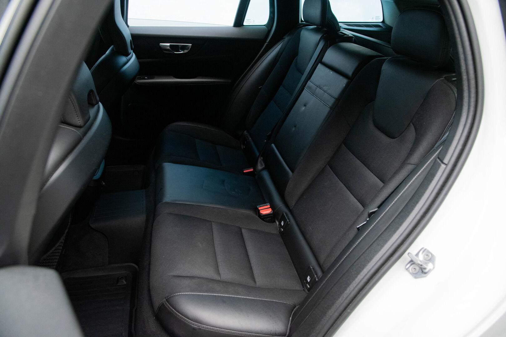 Volvo V60 2019 D3 AWD Business aut - ** Suomi-auto / Webasto / P.tutkat / Vakkari / Koukku / APP-Connect **