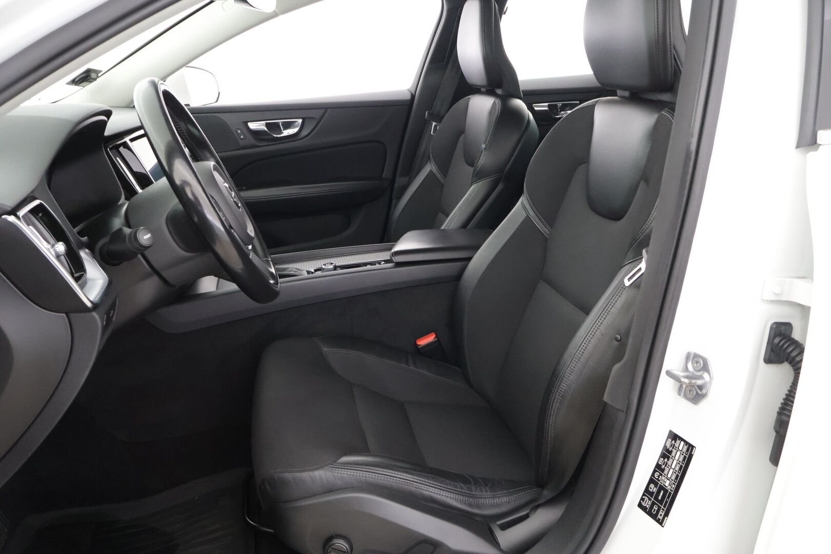 Volvo V60 2019 D3 AWD Business aut ** Suomi-auto / Webasto / P.tutkat / Vakkari / Koukku / APP-Connect ** - Alv-vähennyskelpoinen / Hyvin pidetty / Särmä historia!
