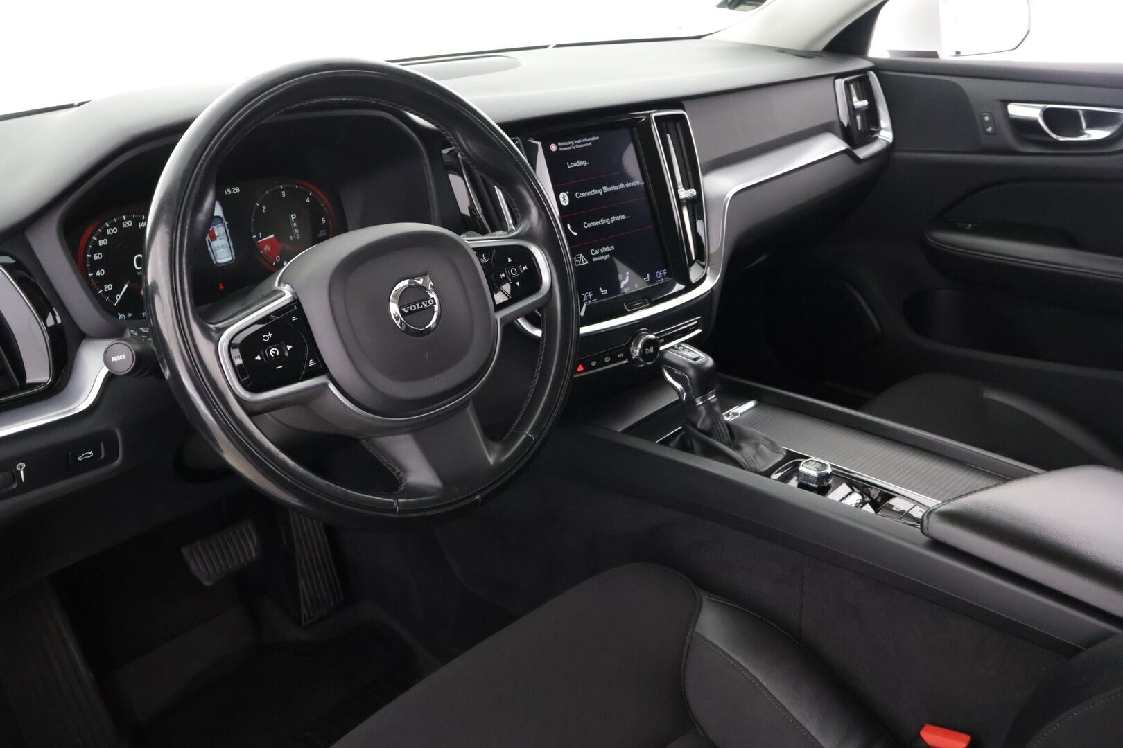 Volvo V60 2019 D3 AWD Business aut ** Suomi-auto / Webasto / P.tutkat / Vakkari / Koukku / APP-Connect ** - Alv-vähennyskelpoinen / Hyvin pidetty / Särmä historia!