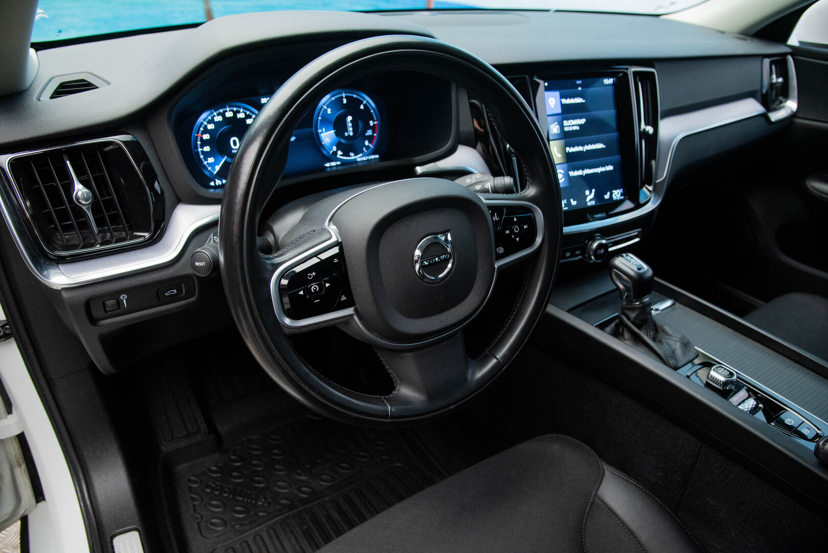 Volvo V60 2019 D3 AWD Business aut - ** Suomi-auto / Webasto / P.tutkat / Vakkari / Koukku / APP-Connect **