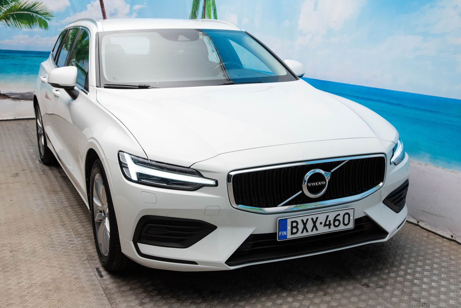 Volvo V60 2019 D3 AWD Business aut - ** Suomi-auto / Webasto / P.tutkat / Vakkari / Koukku / APP-Connect **