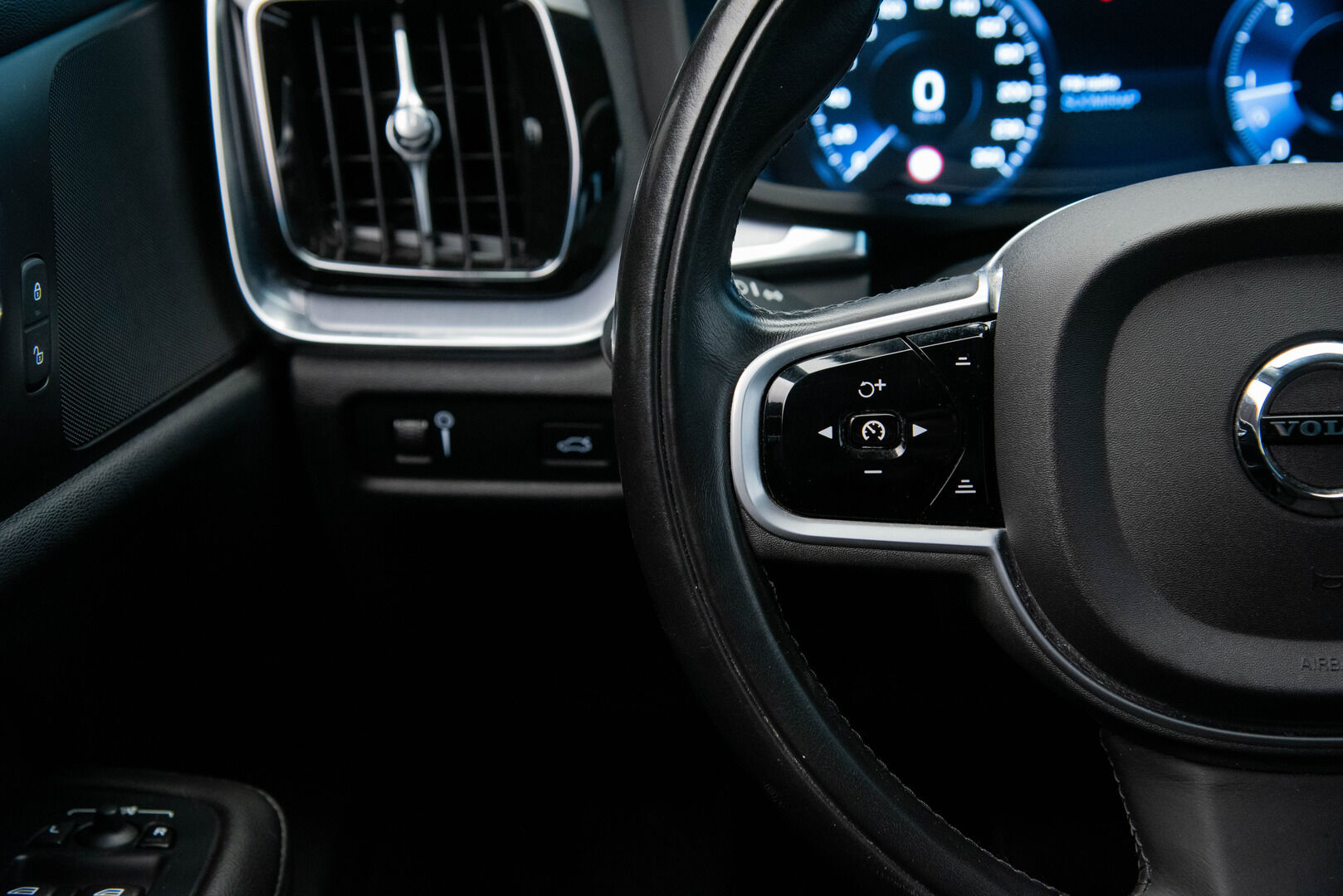 Volvo V60 2019 D3 AWD Business aut - ** Suomi-auto / Webasto / P.tutkat / Vakkari / Koukku / APP-Connect **