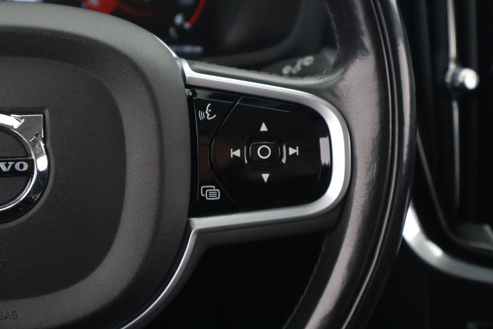 Volvo V60 2019 D3 AWD Business aut ** Suomi-auto / Webasto / P.tutkat / Vakkari / Koukku / APP-Connect ** - Alv-vähennyskelpoinen / Hyvin pidetty / Särmä historia!