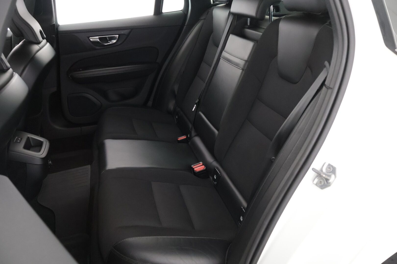 Volvo V60 2019 D3 AWD Business aut ** Suomi-auto / Webasto / P.tutkat / Vakkari / Koukku / APP-Connect ** - Alv-vähennyskelpoinen / Hyvin pidetty / Särmä historia!