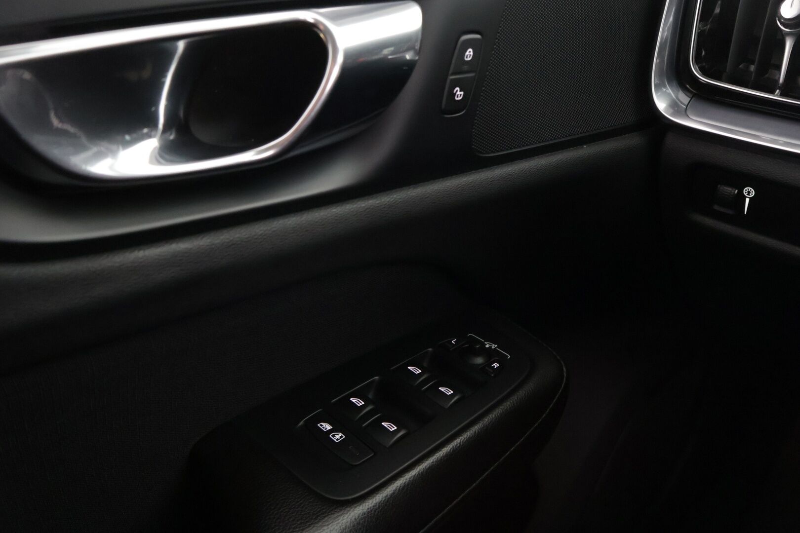Volvo V60 2019 D3 AWD Business aut ** Suomi-auto / Webasto / P.tutkat / Vakkari / Koukku / APP-Connect ** - Alv-vähennyskelpoinen / Hyvin pidetty / Särmä historia!