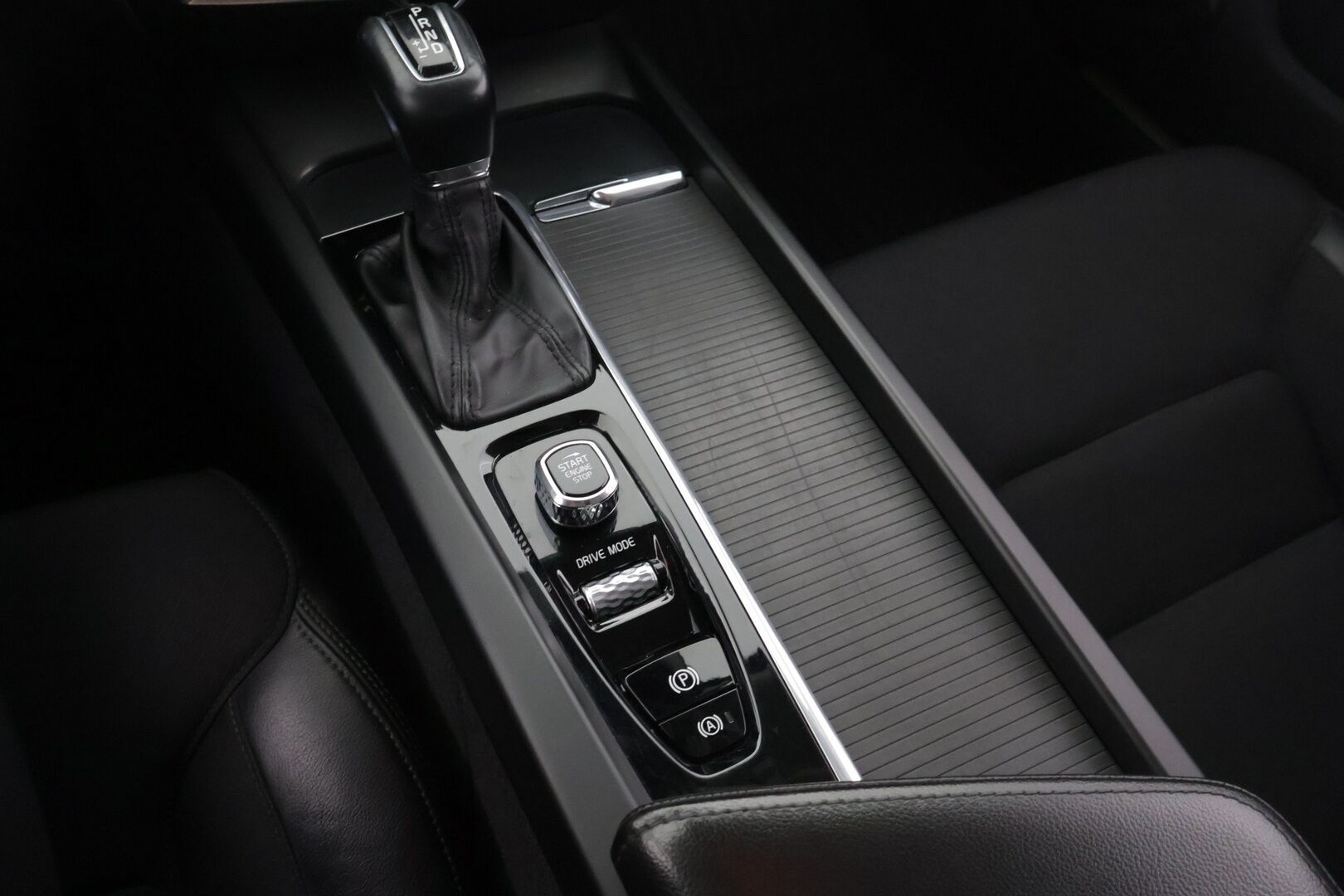 Volvo V60 2019 D3 AWD Business aut ** Suomi-auto / Webasto / P.tutkat / Vakkari / Koukku / APP-Connect ** - Alv-vähennyskelpoinen / Hyvin pidetty / Särmä historia!