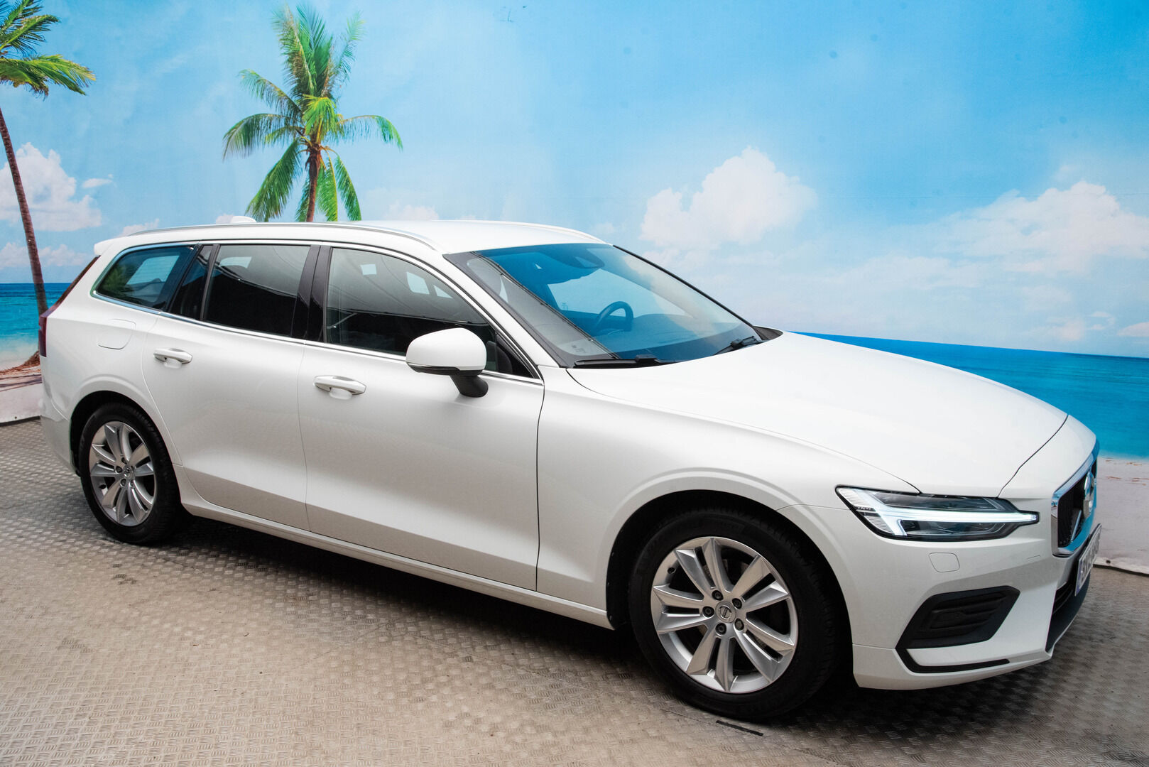 Volvo V60 2019 D3 AWD Business aut - ** Suomi-auto / Webasto / P.tutkat / Vakkari / Koukku / APP-Connect **
