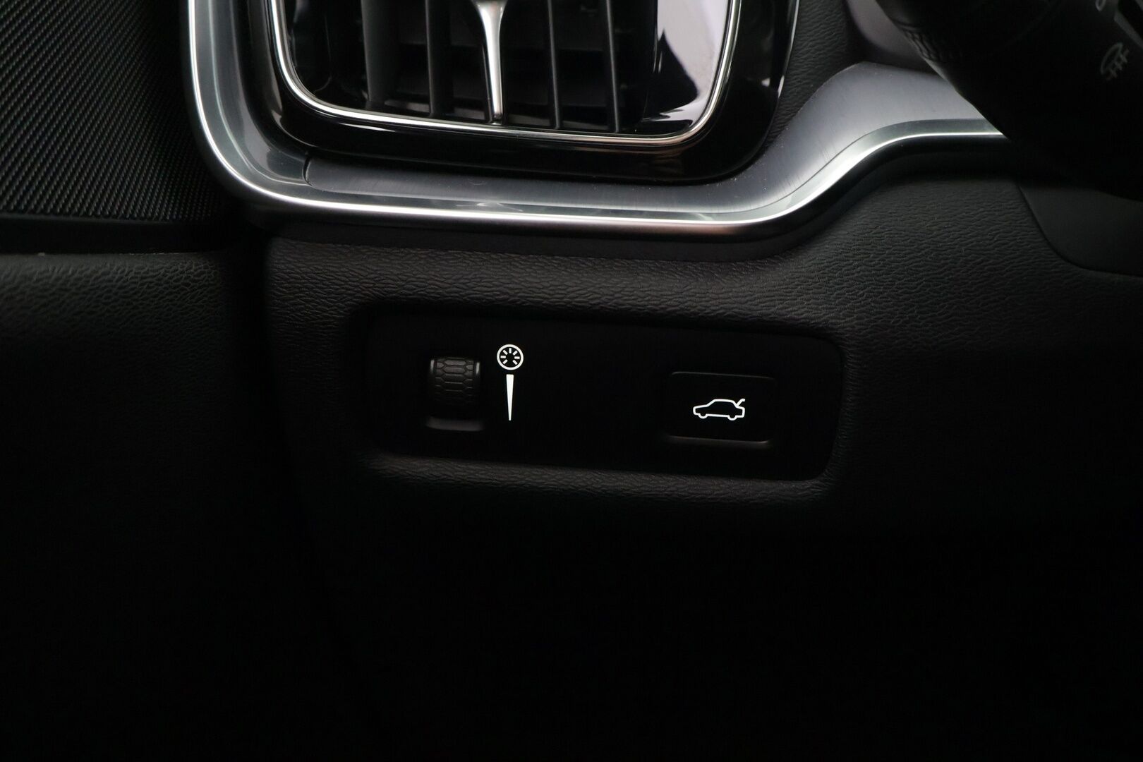 Volvo V60 2019 D3 AWD Business aut ** Suomi-auto / Webasto / P.tutkat / Vakkari / Koukku / APP-Connect ** - Alv-vähennyskelpoinen / Hyvin pidetty / Särmä historia!