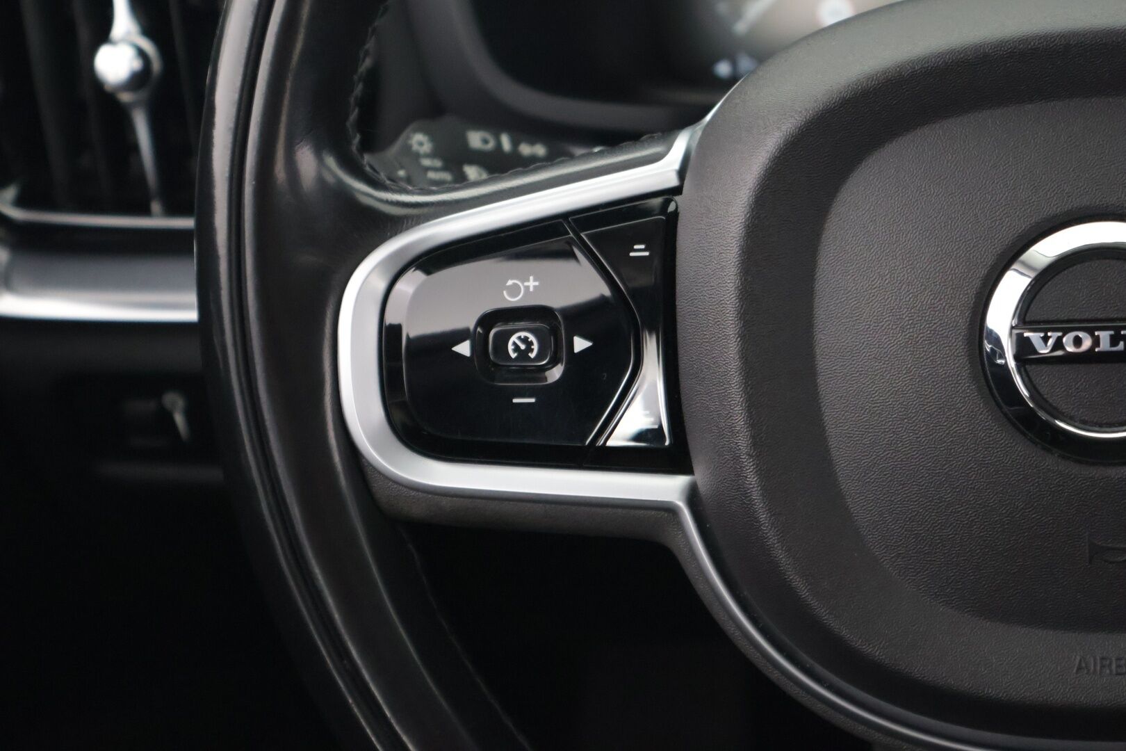 Volvo V60 2019 D3 AWD Business aut ** Suomi-auto / Webasto / P.tutkat / Vakkari / Koukku / APP-Connect ** - Alv-vähennyskelpoinen / Hyvin pidetty / Särmä historia!