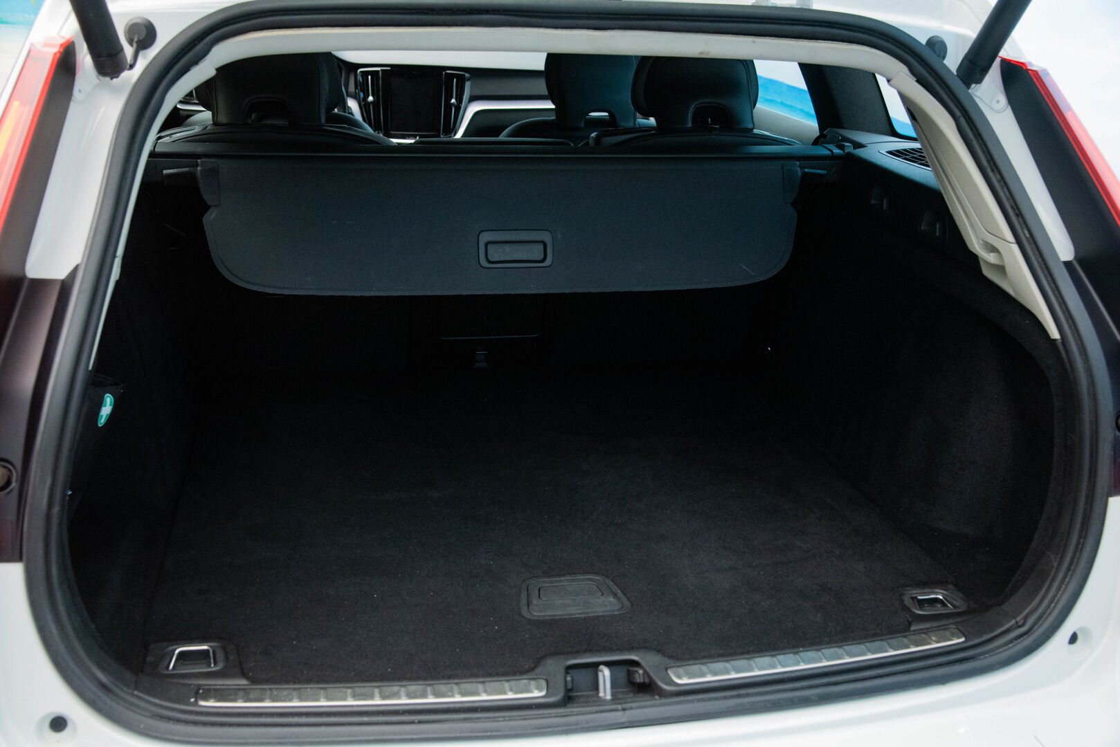 Volvo V60 2019 D3 AWD Business aut - ** Suomi-auto / Webasto / P.tutkat / Vakkari / Koukku / APP-Connect **