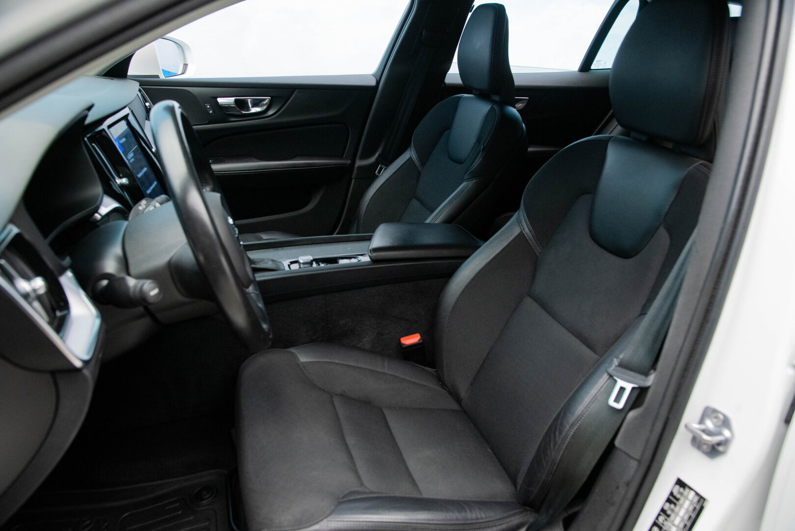 Volvo V60 2019 D3 AWD Business aut - ** Suomi-auto / Webasto / P.tutkat / Vakkari / Koukku / APP-Connect **