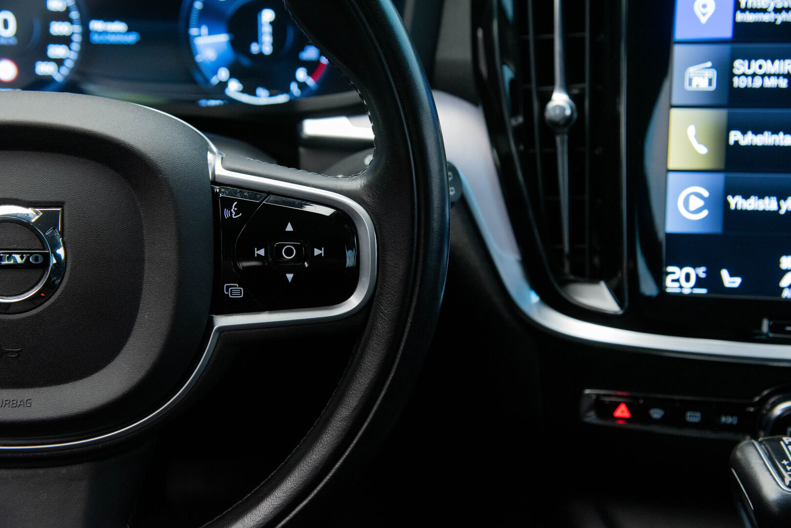 Volvo V60 2019 D3 AWD Business aut - ** Suomi-auto / Webasto / P.tutkat / Vakkari / Koukku / APP-Connect **