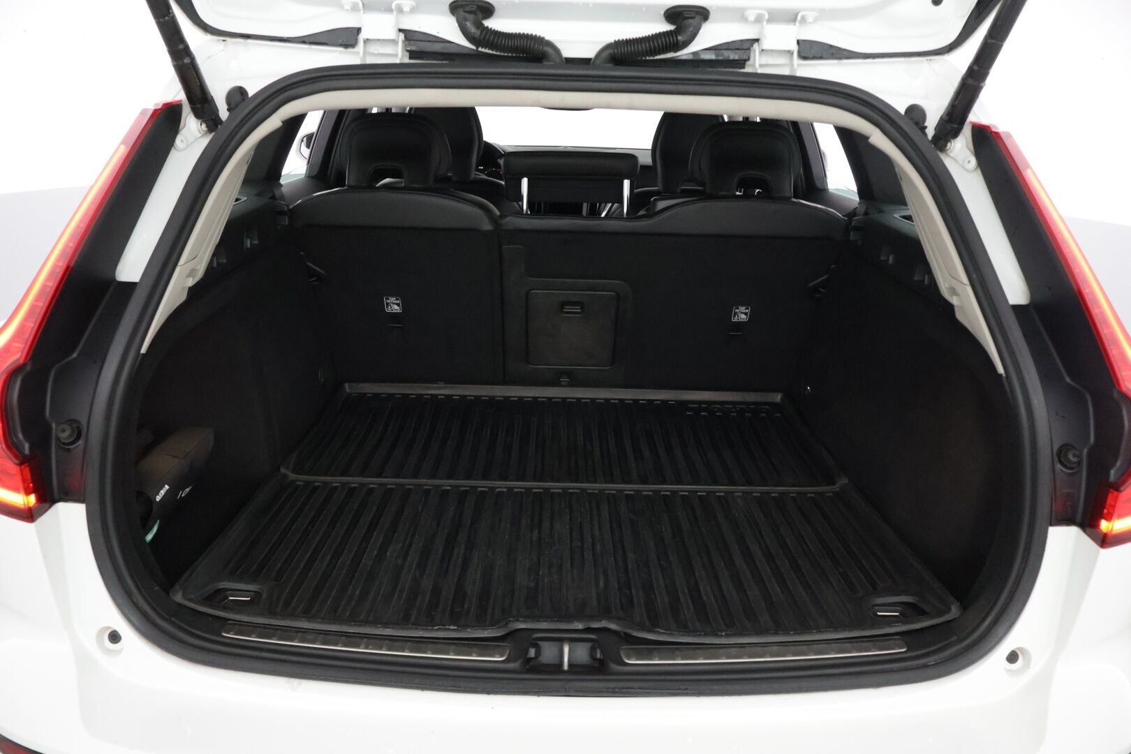 Volvo V60 2019 D3 AWD Business aut ** Suomi-auto / Webasto / P.tutkat / Vakkari / Koukku / APP-Connect ** - Alv-vähennyskelpoinen / Hyvin pidetty / Särmä historia!