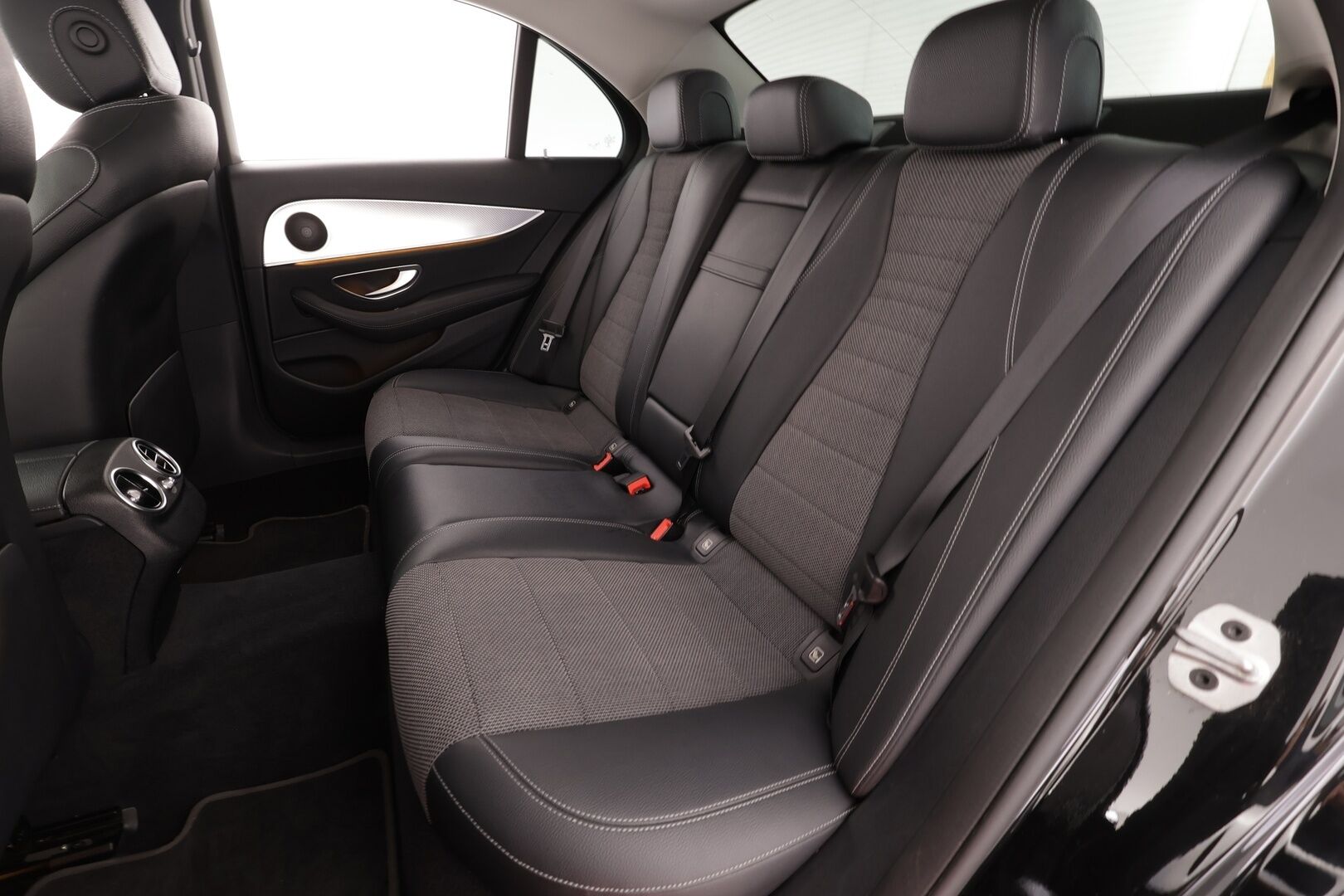 Mercedes-Benz E 2019 300de A Business Avantgarde Edition EQ Power * Multibeam / P.Kamera / Sportpenkit / Katveavustin / Widescreen / Koukku * - Suomi-auto / Kahdet renkaat - HULLU BLACKWEEK KORKOTARJOUS 2,49%