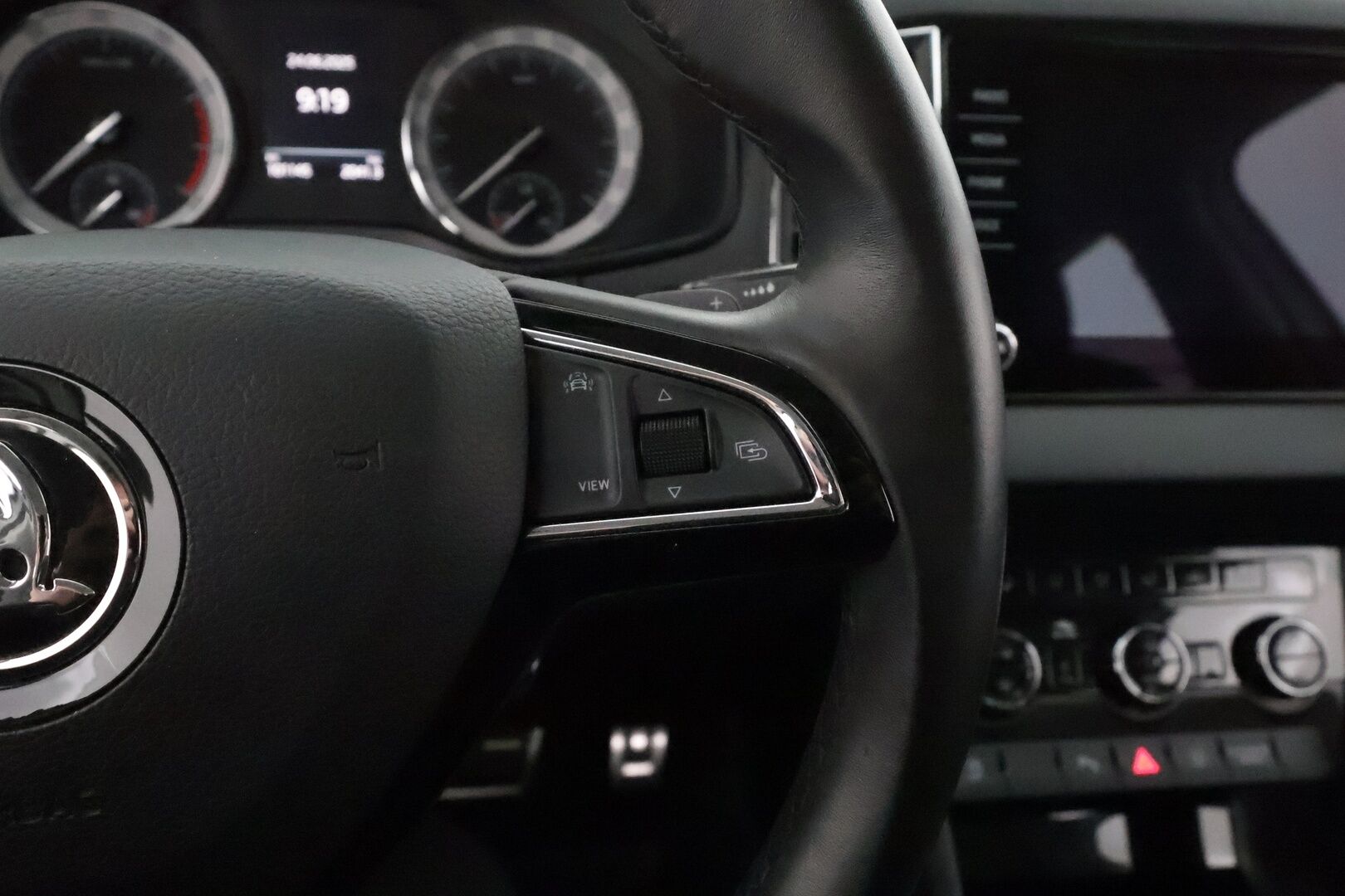 Skoda Karoq 2019 1,5 TSI 4x4 Style DSG Autom **Webasto / Muistipenkki / Adapt.vakkari / Canton / P.kamera / KeylessGo** - 1.om Suomi-auto / Kahdet renkaat aluvanteilla