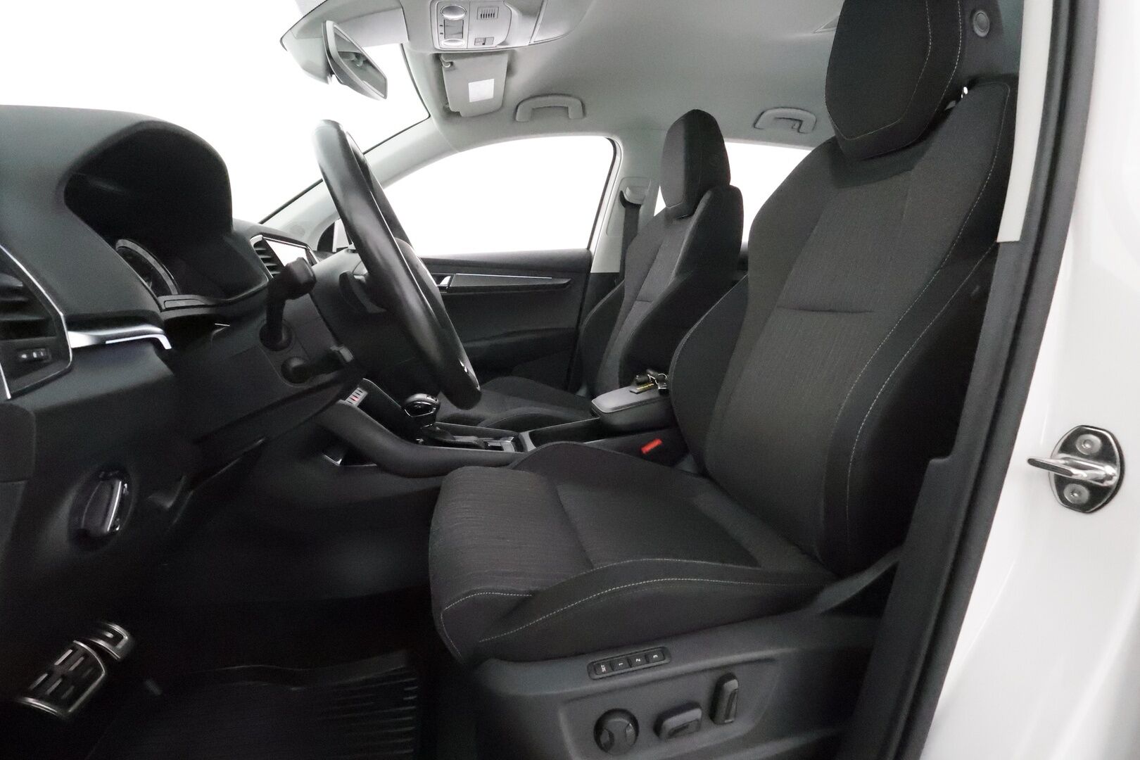 Skoda Karoq 2019 1,5 TSI 4x4 Style DSG Autom **Webasto / Muistipenkki / Adapt.vakkari / Canton / P.kamera / KeylessGo** - 1.om Suomi-auto / Kahdet renkaat aluvanteilla
