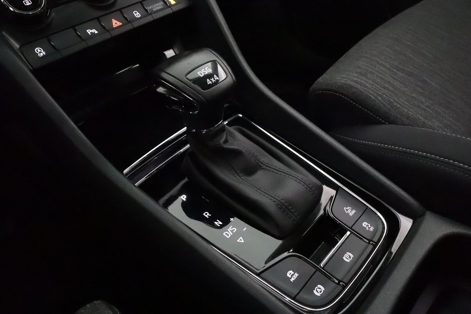 Skoda Karoq 2019 1,5 TSI 4x4 Style DSG Autom **Webasto / Muistipenkki / Adapt.vakkari / Canton / P.kamera / KeylessGo** - 1.om Suomi-auto / Kahdet renkaat aluvanteilla