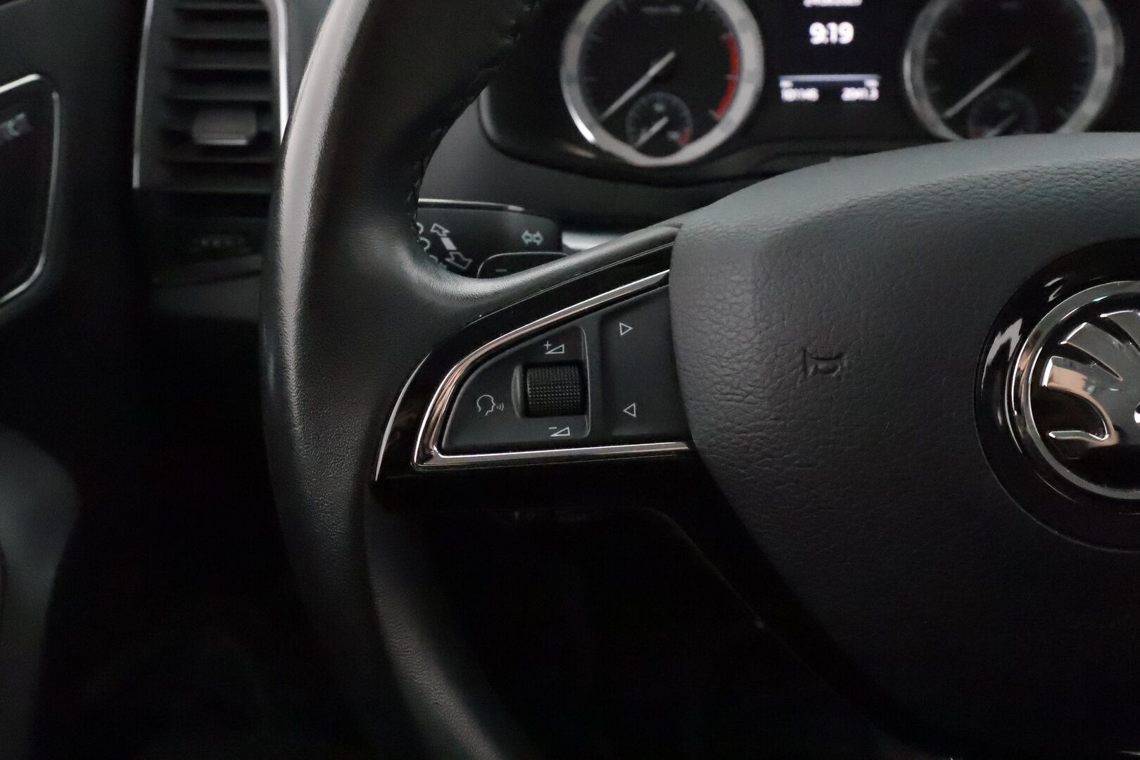 Skoda Karoq 2019 1,5 TSI 4x4 Style DSG Autom **Webasto / Muistipenkki / Adapt.vakkari / Canton / P.kamera / KeylessGo** - 1.om Suomi-auto / Kahdet renkaat aluvanteilla