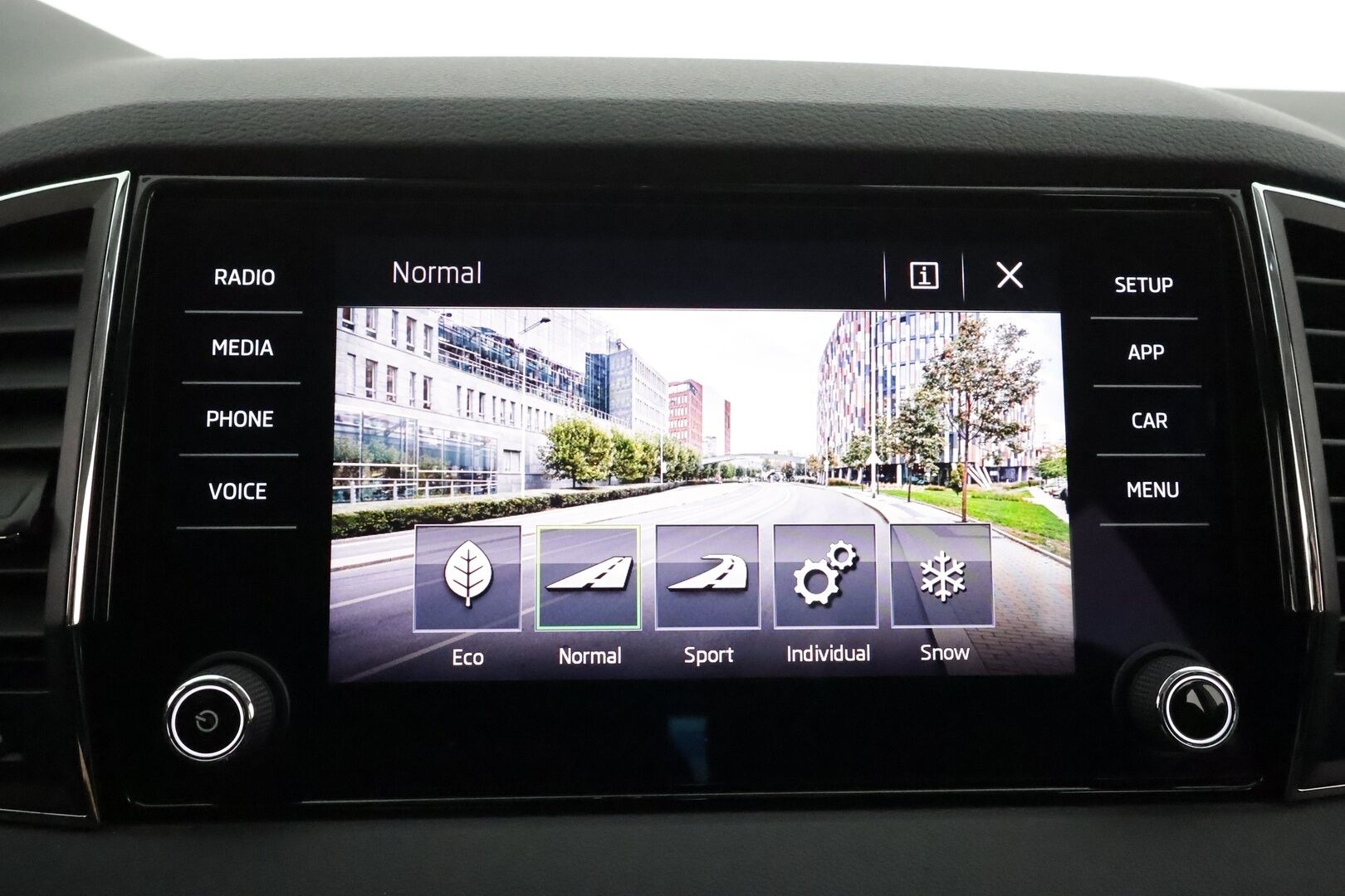 Skoda Karoq 2019 1,5 TSI 4x4 Style DSG Autom **Webasto / Muistipenkki / Adapt.vakkari / Canton / P.kamera / KeylessGo** - 1.om Suomi-auto / Kahdet renkaat aluvanteilla