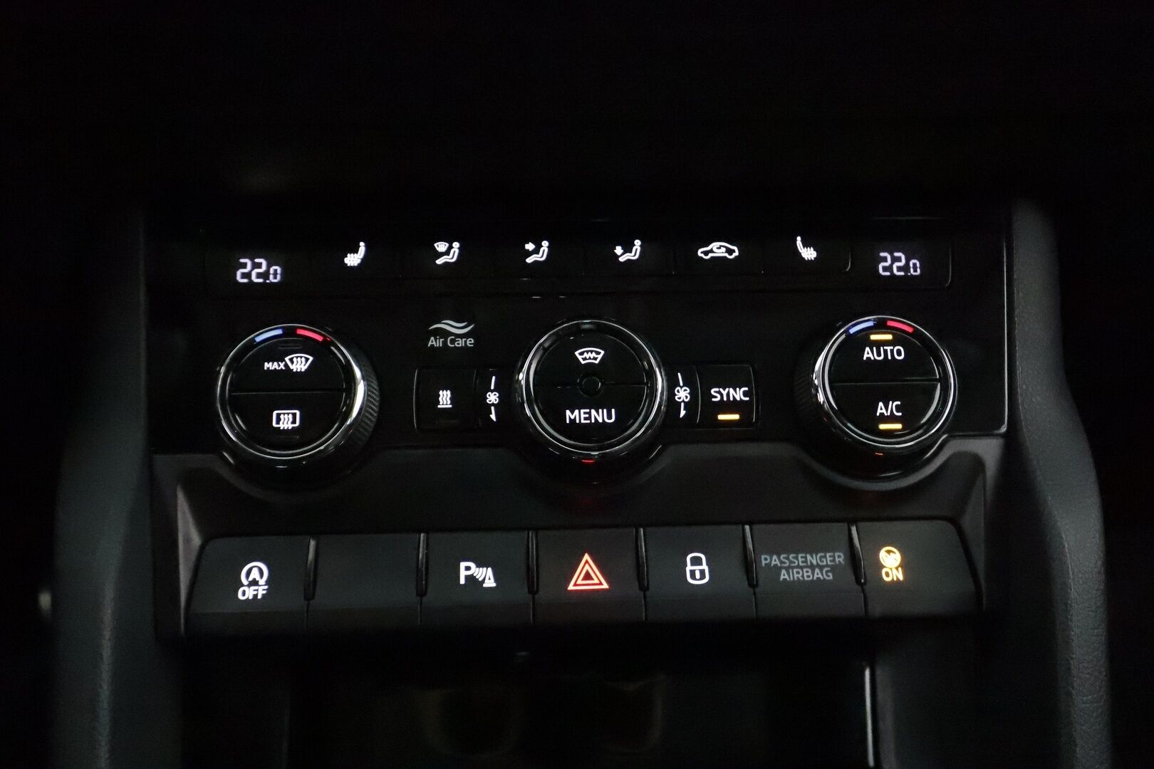 Skoda Karoq 2019 1,5 TSI 4x4 Style DSG Autom **Webasto / Muistipenkki / Adapt.vakkari / Canton / P.kamera / KeylessGo** - 1.om Suomi-auto / Kahdet renkaat aluvanteilla