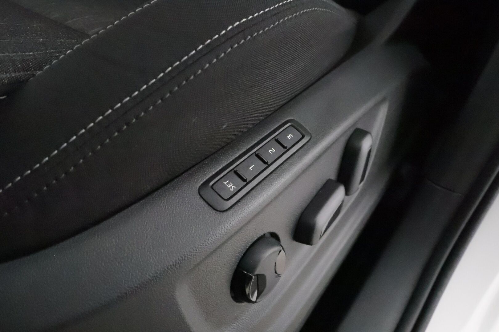 Skoda Karoq 2019 1,5 TSI 4x4 Style DSG Autom **Webasto / Muistipenkki / Adapt.vakkari / Canton / P.kamera / KeylessGo** - 1.om Suomi-auto / Kahdet renkaat aluvanteilla