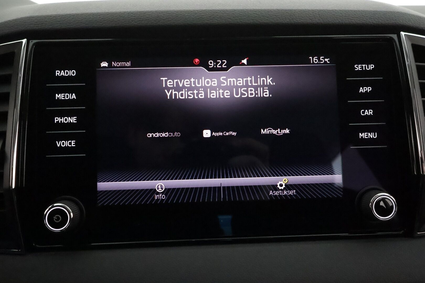 Skoda Karoq 2019 1,5 TSI 4x4 Style DSG Autom **Webasto / Muistipenkki / Adapt.vakkari / Canton / P.kamera / KeylessGo** - 1.om Suomi-auto / Kahdet renkaat aluvanteilla