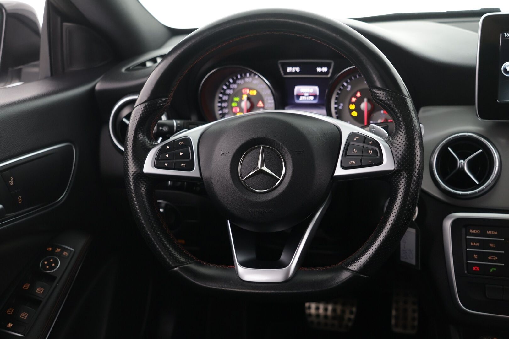 Mercedes-Benz CLA 2016 220 d 4MATIC Shooting Brake AMG - Panoraama / P-Kamera / Navi / Xenon / Nahka-Alcantara / Lohko / Näyttävä / Juuri huollettu ja katsatettu!