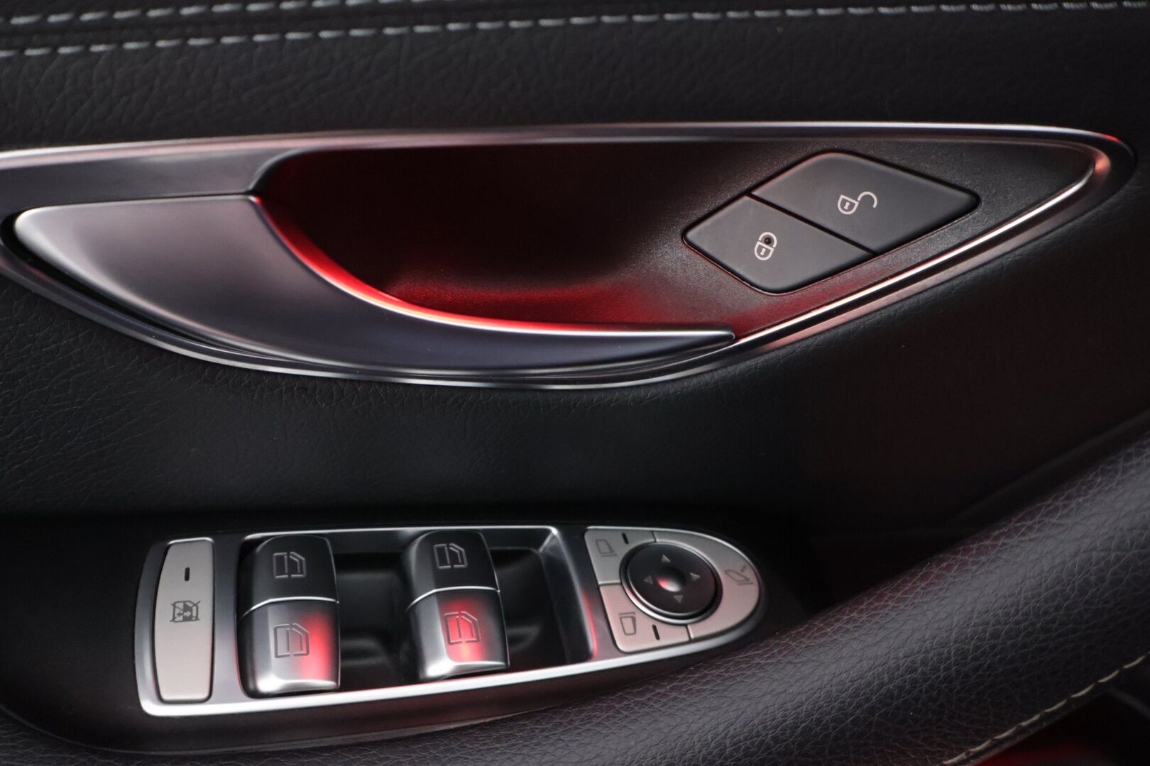 Mercedes-Benz E 2020 300e A Edition One AMG EQ Power ** Juuri tullut! / Widescreen / SoH 92,5%! / Multibeam / Sporttipenkit / P.Kamera ** - Upeassa kunnossa oleva Suomesta uutena myyty E-sarjalainen! Kahdet renkaat alkuperäisillä AMG alumiinivanteilla! Akun kapasiteetti huikeat 92,5%!