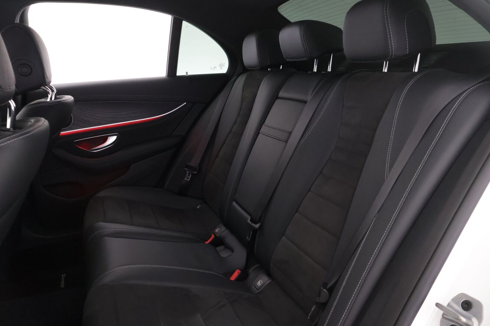 Mercedes-Benz E 2020 300e A Edition One AMG EQ Power ** Juuri tullut! / Widescreen / SoH 92,5%! / Multibeam / Sporttipenkit / P.Kamera ** - Upeassa kunnossa oleva Suomesta uutena myyty E-sarjalainen! Kahdet renkaat alkuperäisillä AMG alumiinivanteilla! Akun kapasiteetti huikeat 92,5%!