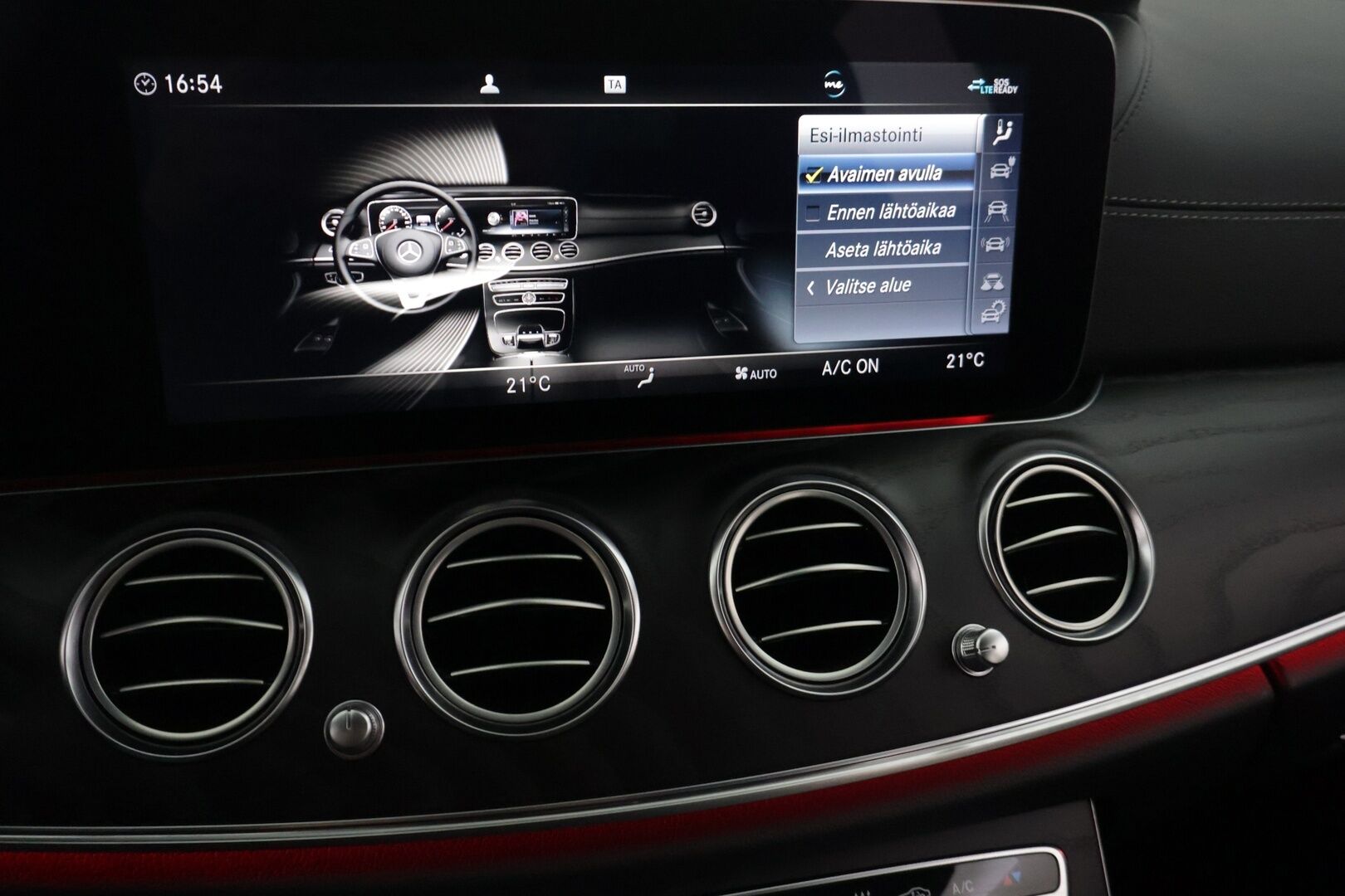 Mercedes-Benz E 2020 300e A Edition One AMG EQ Power ** Juuri tullut! / Widescreen / SoH 92,5%! / Multibeam / Sporttipenkit / P.Kamera ** - Upeassa kunnossa oleva Suomesta uutena myyty E-sarjalainen! Kahdet renkaat alkuperäisillä AMG alumiinivanteilla! Akun kapasiteetti huikeat 92,5%!