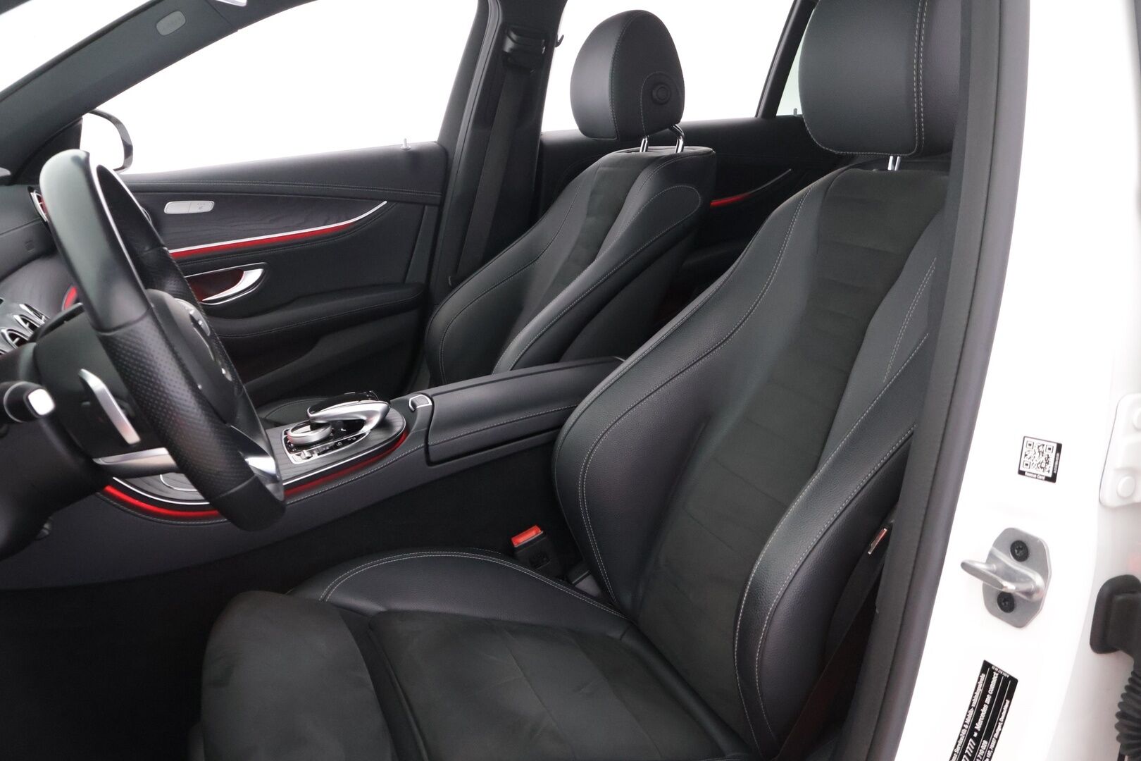 Mercedes-Benz E 2020 300e A Edition One AMG EQ Power ** Juuri tullut! / Widescreen / SoH 92,5%! / Multibeam / Sporttipenkit / P.Kamera ** - Upeassa kunnossa oleva Suomesta uutena myyty E-sarjalainen! Kahdet renkaat alkuperäisillä AMG alumiinivanteilla! Akun kapasiteetti huikeat 92,5%!