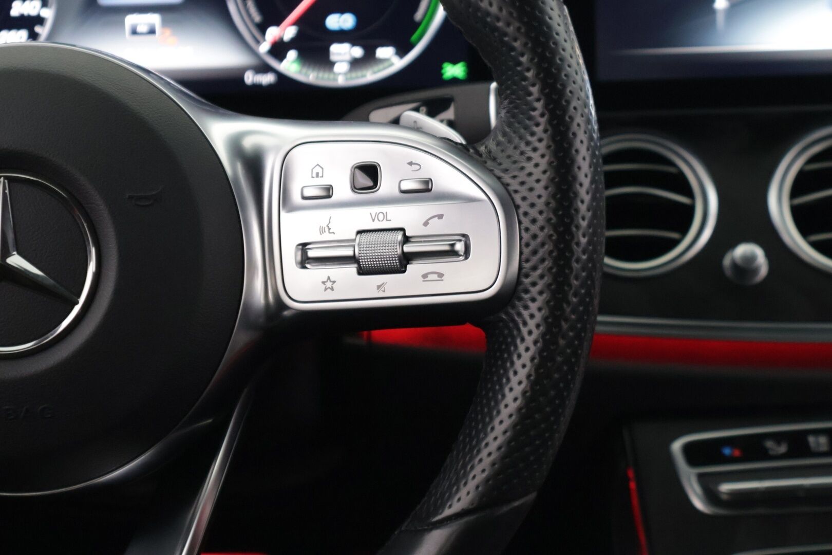 Mercedes-Benz E 2020 300e A Edition One AMG EQ Power ** Juuri tullut! / Widescreen / SoH 92,5%! / Multibeam / Sporttipenkit / P.Kamera ** - Upeassa kunnossa oleva Suomesta uutena myyty E-sarjalainen! Kahdet renkaat alkuperäisillä AMG alumiinivanteilla! Akun kapasiteetti huikeat 92,5%!