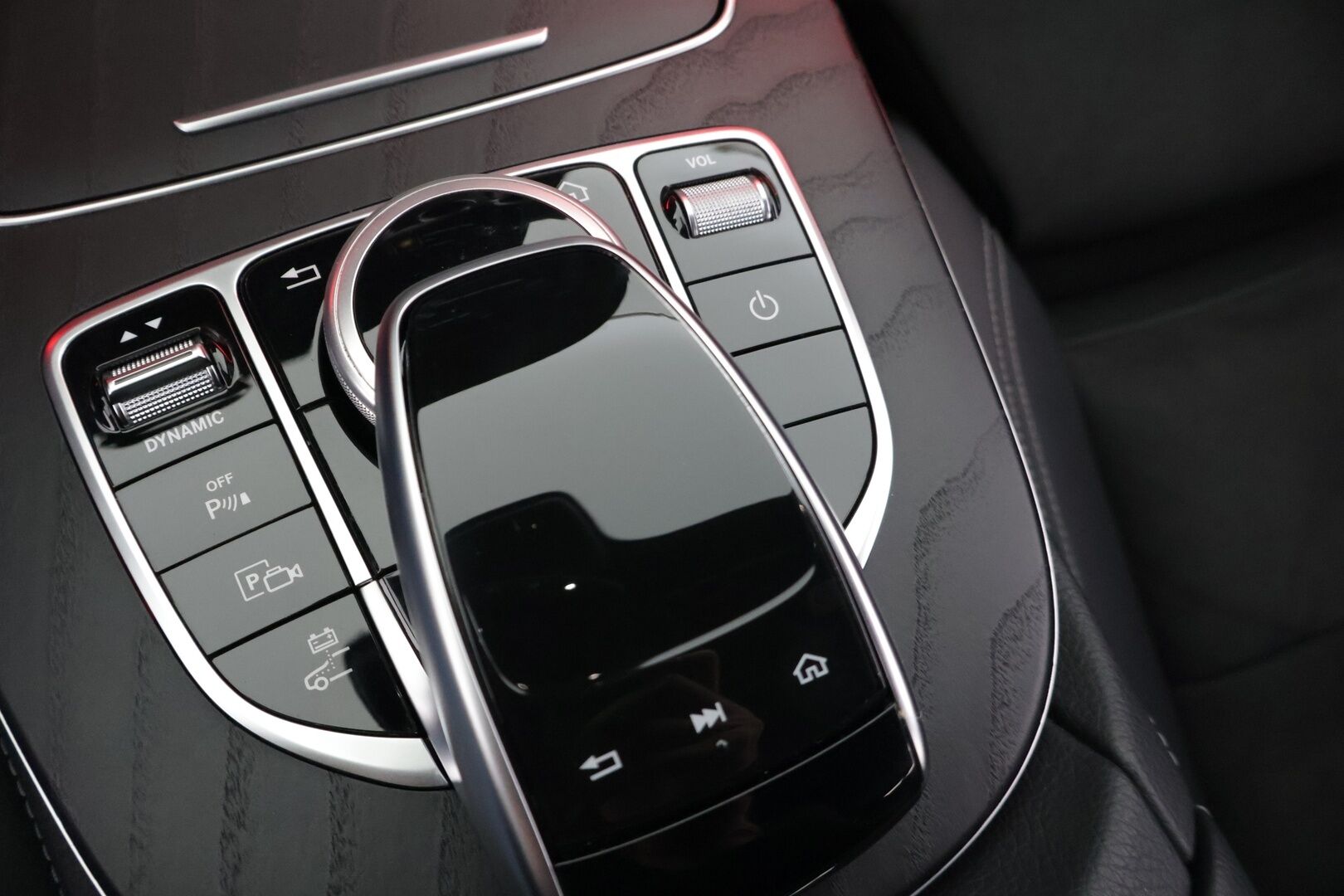 Mercedes-Benz E 2020 300e A Edition One AMG EQ Power ** Juuri tullut! / Widescreen / SoH 92,5%! / Multibeam / Sporttipenkit / P.Kamera ** - Upeassa kunnossa oleva Suomesta uutena myyty E-sarjalainen! Kahdet renkaat alkuperäisillä AMG alumiinivanteilla! Akun kapasiteetti huikeat 92,5%!