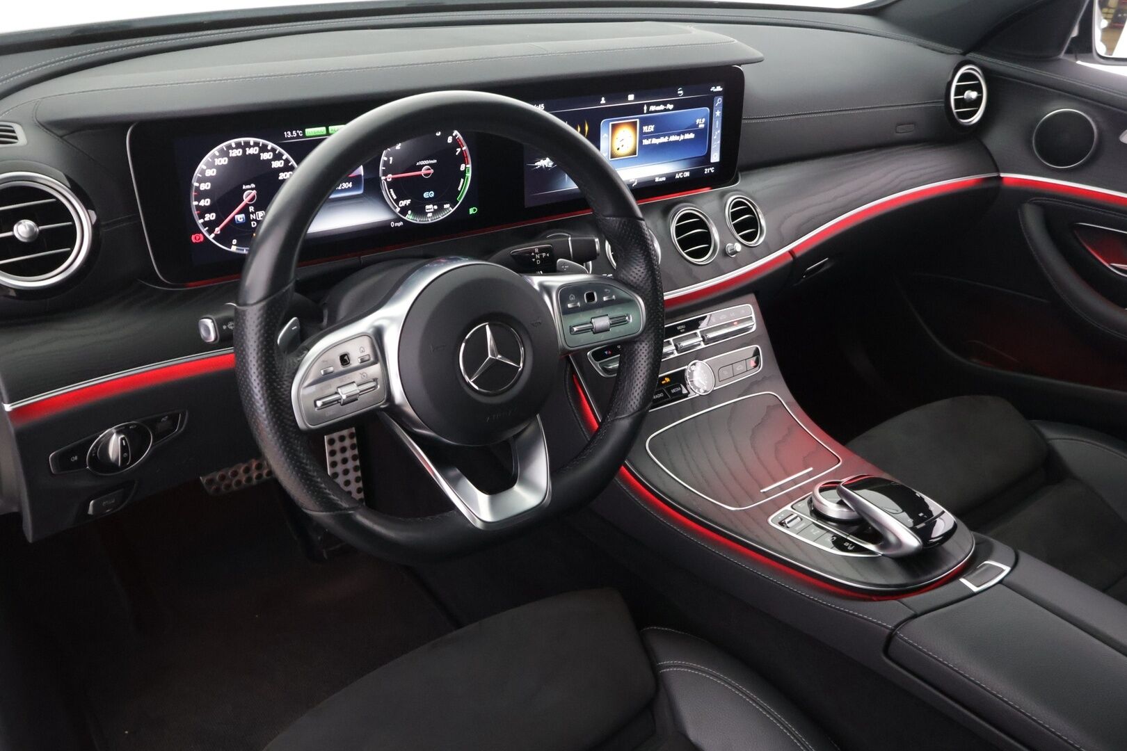 Mercedes-Benz E 2020 300e A Edition One AMG EQ Power ** Juuri tullut! / Widescreen / SoH 92,5%! / Multibeam / Sporttipenkit / P.Kamera ** - Upeassa kunnossa oleva Suomesta uutena myyty E-sarjalainen! Kahdet renkaat alkuperäisillä AMG alumiinivanteilla! Akun kapasiteetti huikeat 92,5%!