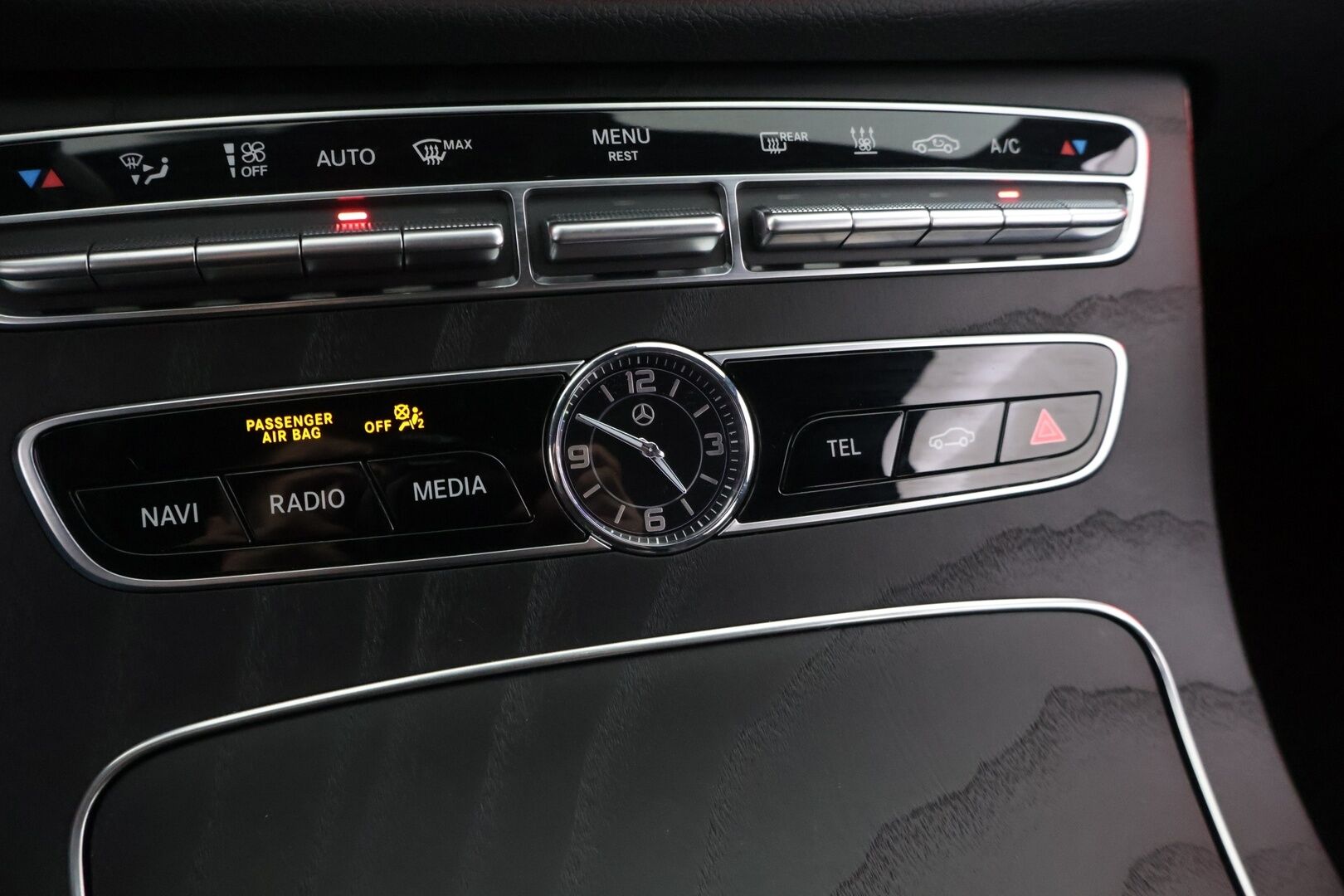 Mercedes-Benz E 2020 300e A Edition One AMG EQ Power ** Juuri tullut! / Widescreen / SoH 92,5%! / Multibeam / Sporttipenkit / P.Kamera ** - Upeassa kunnossa oleva Suomesta uutena myyty E-sarjalainen! Kahdet renkaat alkuperäisillä AMG alumiinivanteilla! Akun kapasiteetti huikeat 92,5%!