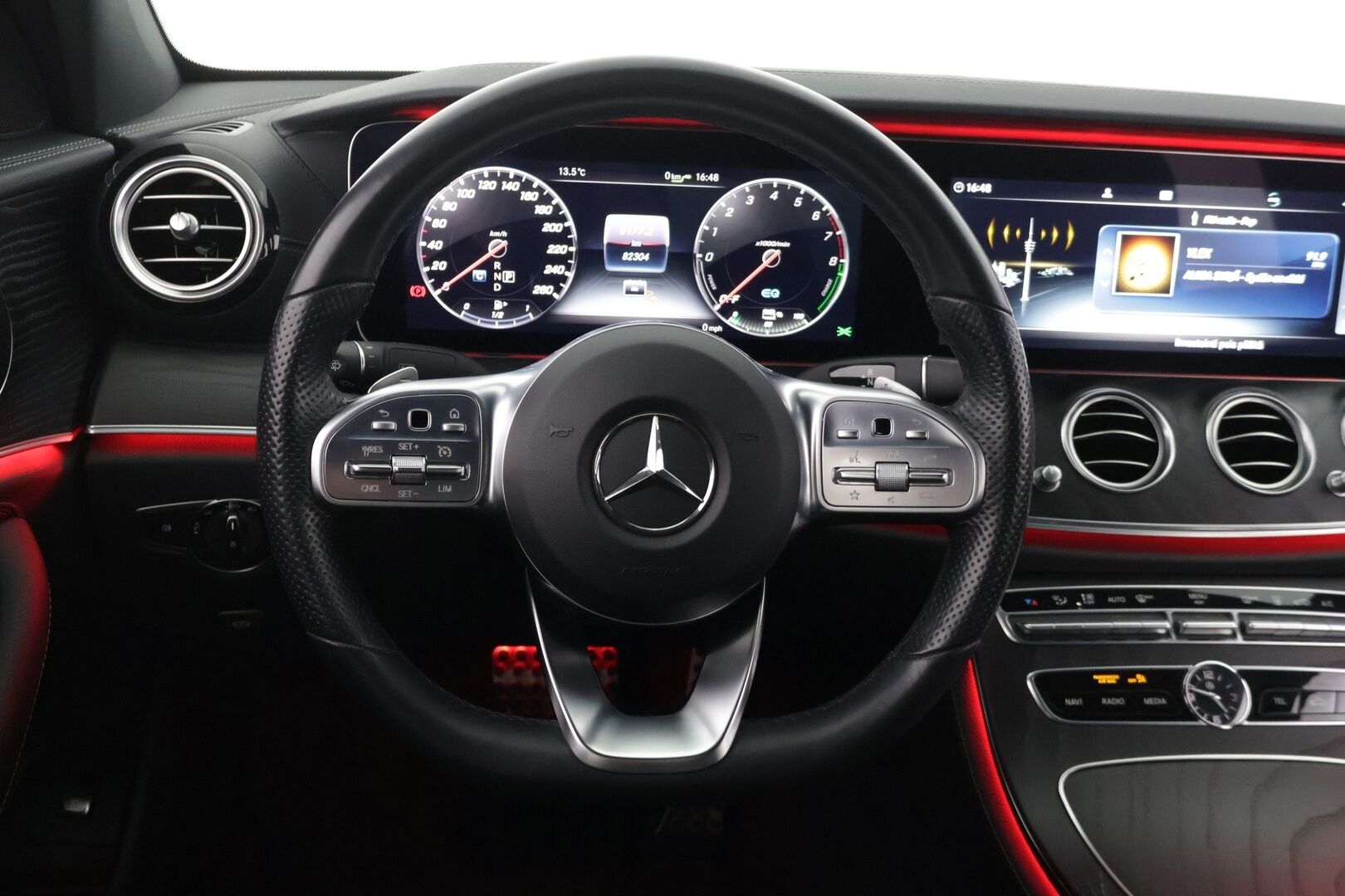 Mercedes-Benz E 2020 300e A Edition One AMG EQ Power ** Juuri tullut! / Widescreen / SoH 92,5%! / Multibeam / Sporttipenkit / P.Kamera ** - Upeassa kunnossa oleva Suomesta uutena myyty E-sarjalainen! Kahdet renkaat alkuperäisillä AMG alumiinivanteilla! Akun kapasiteetti huikeat 92,5%!