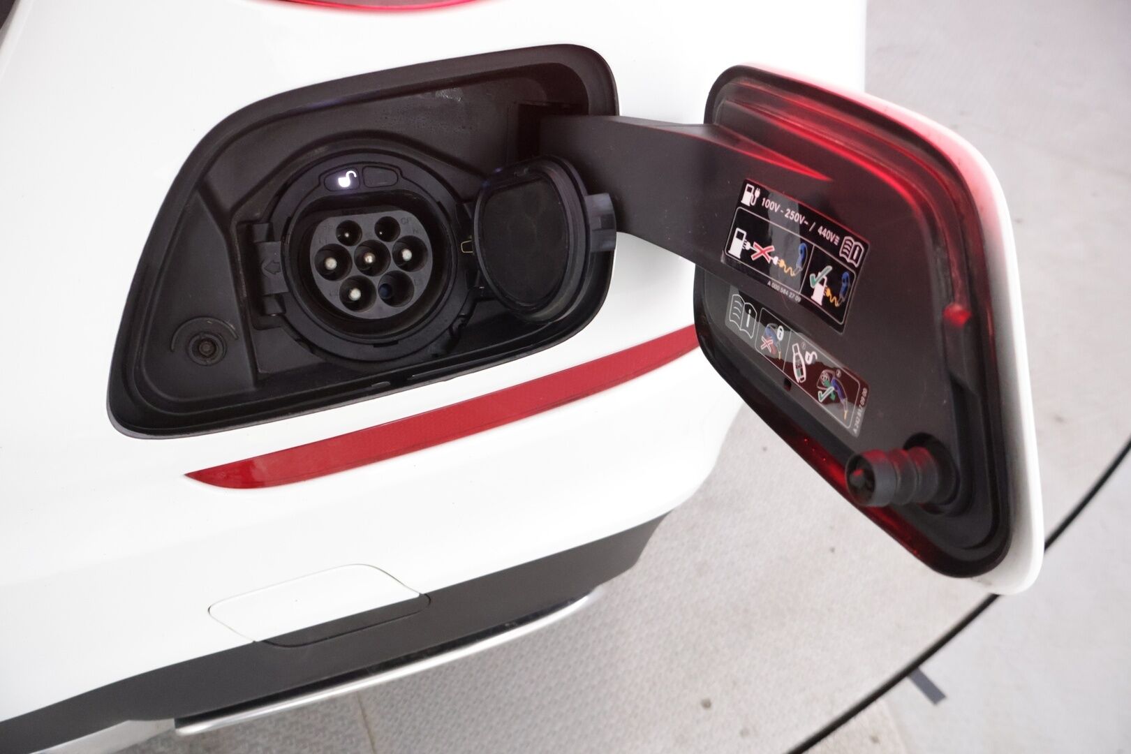 Mercedes-Benz E 2020 300e A Edition One AMG EQ Power ** Juuri tullut! / Widescreen / SoH 92,5%! / Multibeam / Sporttipenkit / P.Kamera ** - Upeassa kunnossa oleva Suomesta uutena myyty E-sarjalainen! Kahdet renkaat alkuperäisillä AMG alumiinivanteilla! Akun kapasiteetti huikeat 92,5%!