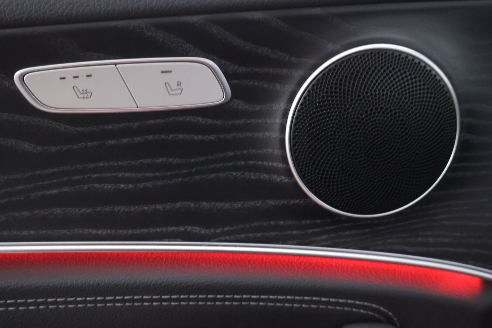 Mercedes-Benz E 2020 300e A Edition One AMG EQ Power ** Juuri tullut! / Widescreen / SoH 92,5%! / Multibeam / Sporttipenkit / P.Kamera ** - Upeassa kunnossa oleva Suomesta uutena myyty E-sarjalainen! Kahdet renkaat alkuperäisillä AMG alumiinivanteilla! Akun kapasiteetti huikeat 92,5%!