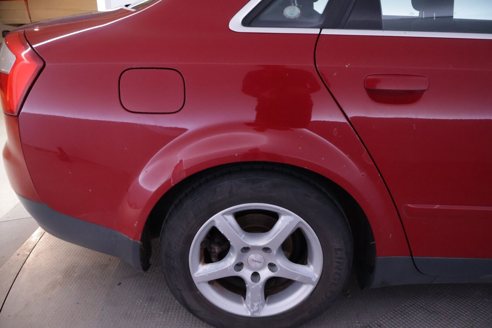 Audi A4 2003 1.8  Sedan- Myydään Huutokaupat.com - | Suomi-auto | Leimaa jälellä! | 2x renkaat ja vanteet |  Katso video huutoilmoituksesta!