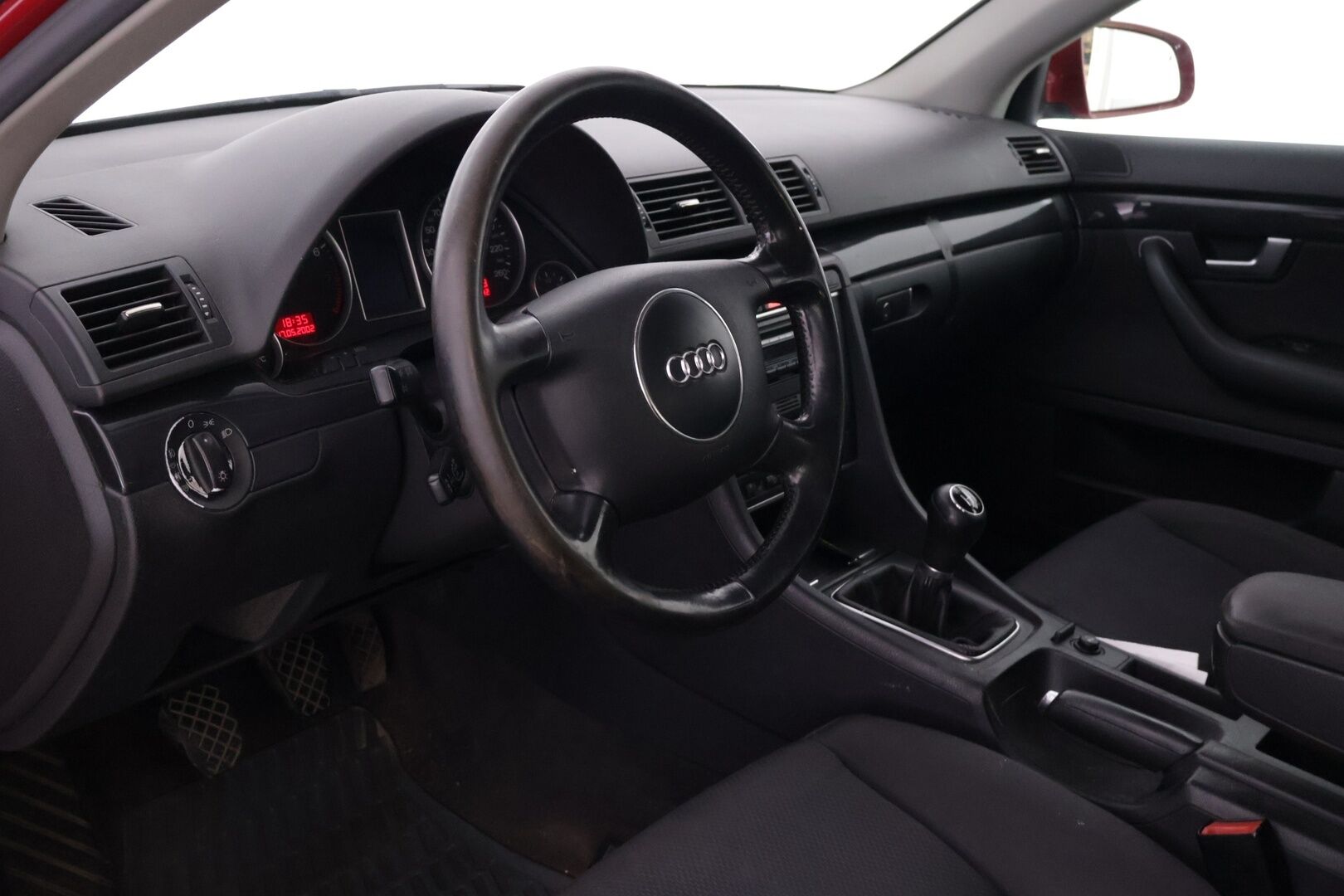 Audi A4 2003 1.8  Sedan- Myydään Huutokaupat.com - | Suomi-auto | Leimaa jälellä! | 2x renkaat ja vanteet |  Katso video huutoilmoituksesta!