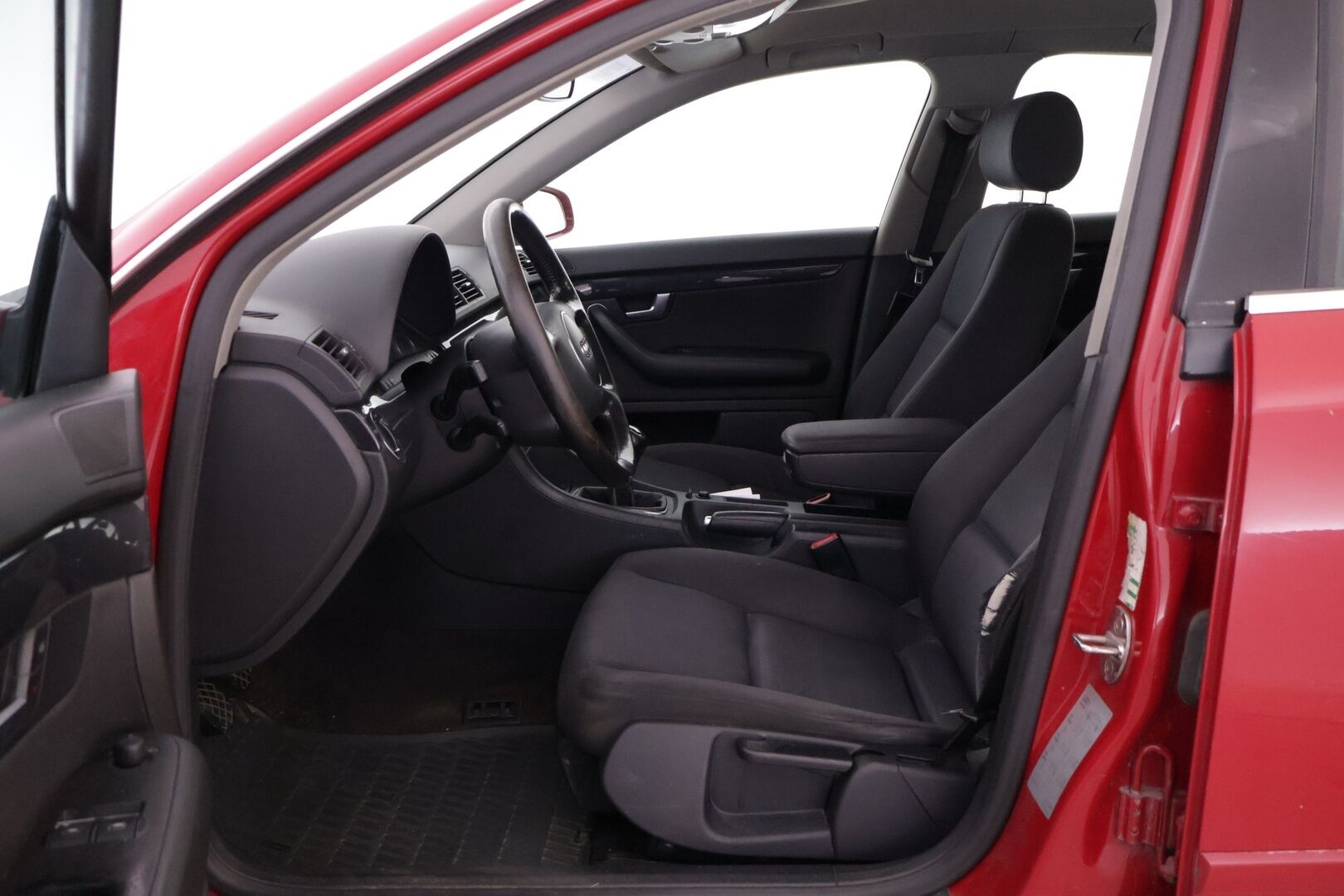 Audi A4 2003 1.8  Sedan- Myydään Huutokaupat.com - | Suomi-auto | Leimaa jälellä! | 2x renkaat ja vanteet |  Katso video huutoilmoituksesta!
