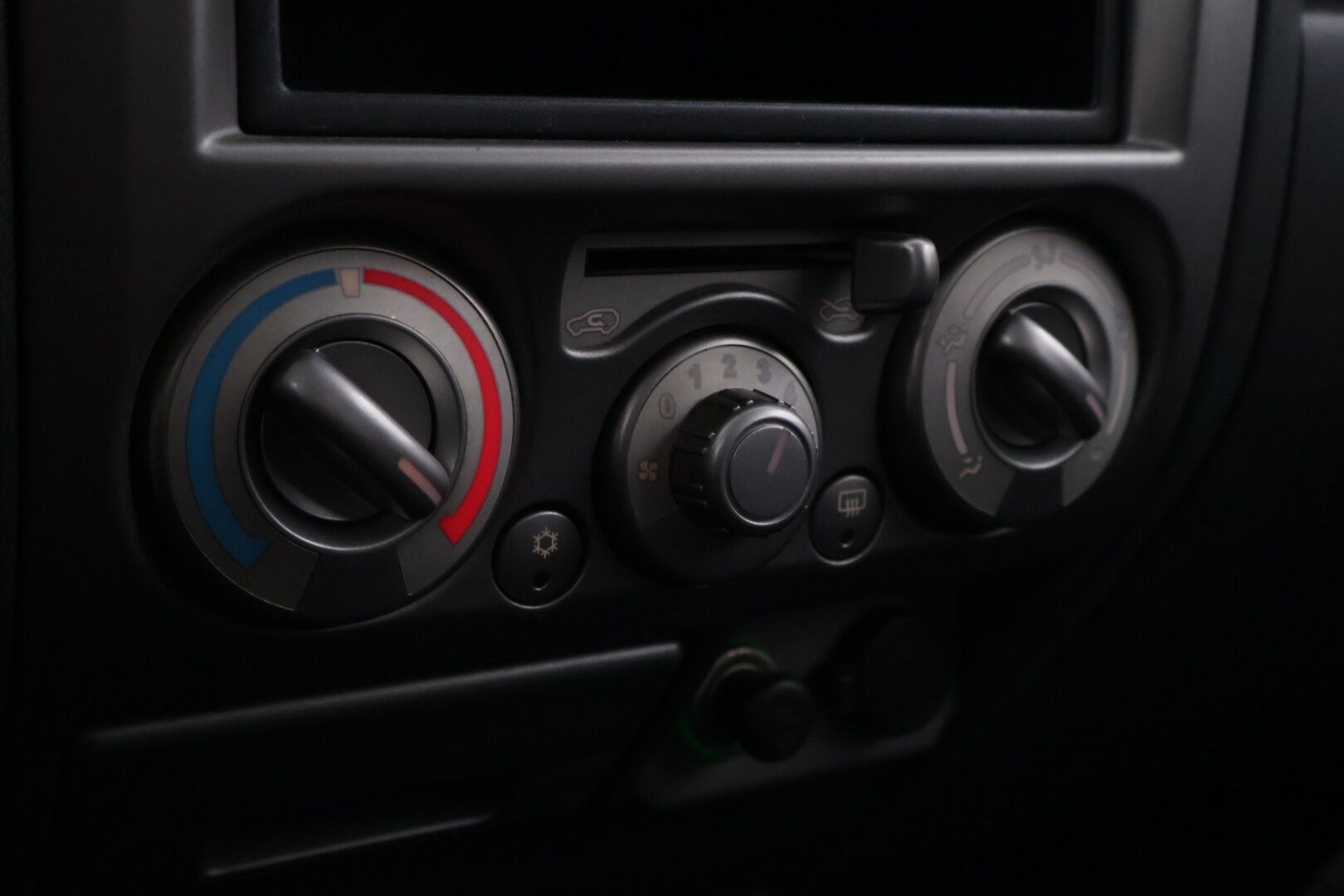 Isuzu D-Max 2007 D-MAX PICKUP EXTEND CAB 2.5TD - YritysOutlet - Myydään vain yrityksille *Lavakate / ALV / Lohko / Ilmastointi / Koukku* - – Tämä auto myydään YritysOutlet -valikoimasta vain yritykselle