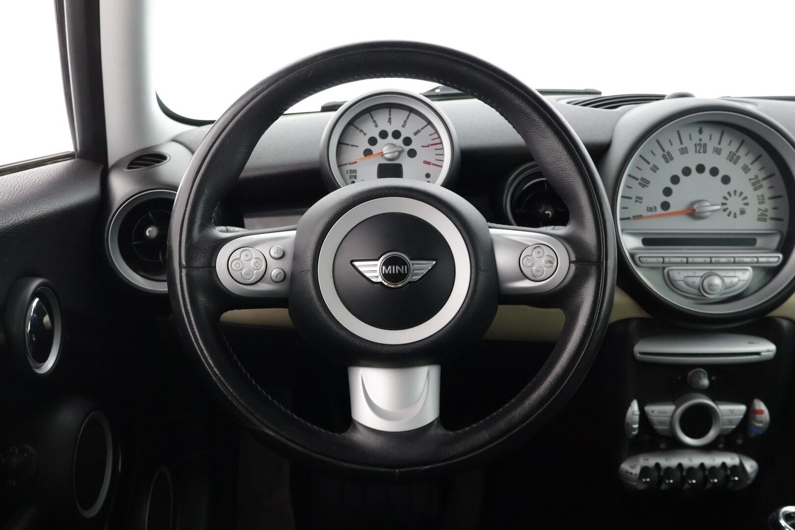 MINI Cooper 2010 R55 Clubman * YritysOutlet - Myydään vain yrityksille / Lohko+sisä / Vakkari / Ilmastointi * * - *Tämä auto myydään YritysOutlet -valikoimasta vain yritykselle / Ketju vaihdettu juuri! *