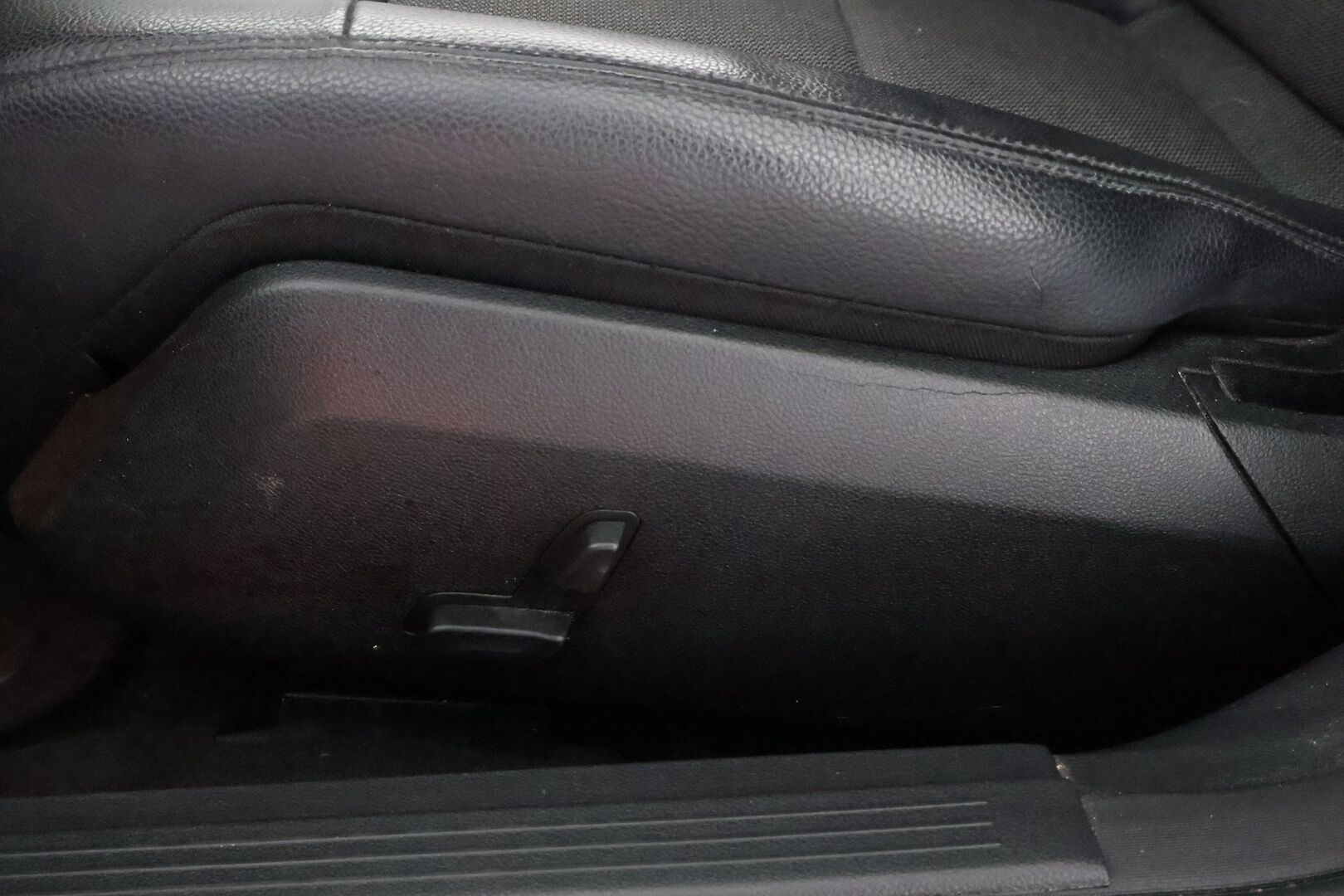 Mercedes-Benz E 2009 250 CDI BE A Business * Suomiauto / Panorama / Vetokoukku / Puolinahkasisusta / Xenon / Sähköpenkit / Lohko & Sisäpistoke - Vakkari / Juuri tullut Tampereelle / 2x Renkaat! - HULLU BLACKWEEK KORKOTARJOUS 2,49%