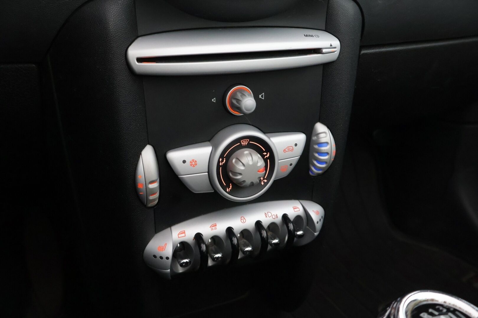 MINI Cooper 2009 R57 Cabriolet *YritysOutlet - Myydään vain yrityksille* - Suomi-auto / Lohkolämmitin / Vakkari / Sähköisesti avattava katto / 2x Minin omat alumiinivanteet huippurenkailla / Ilmastointi / Huoltokirja!